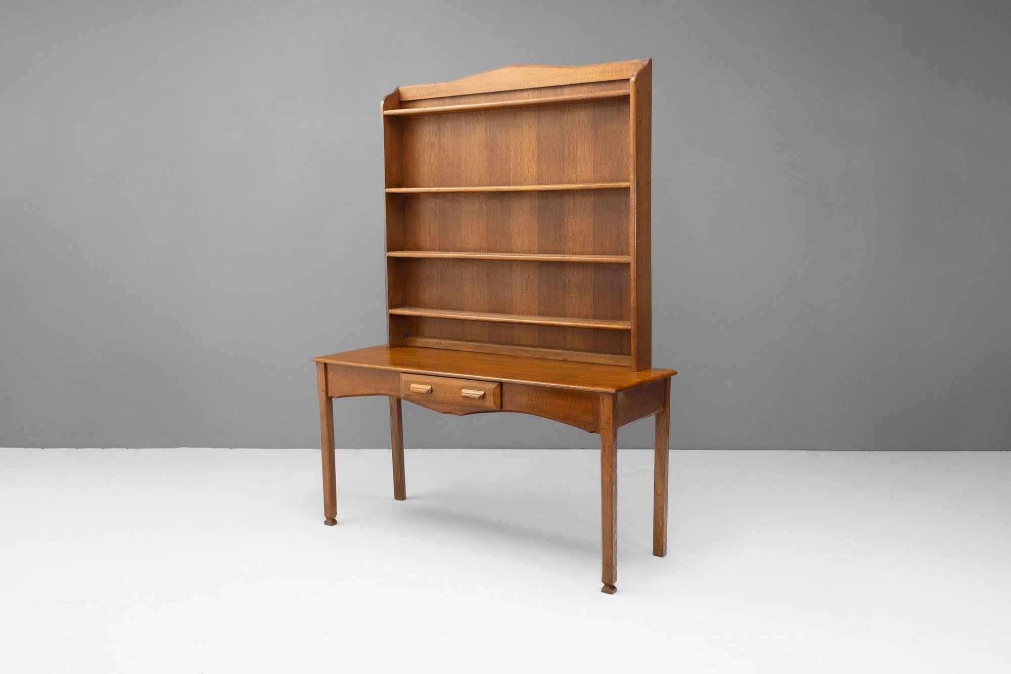 Comò di metà secolo in rovere massiccio. Rifinito. Finlandia, circa 1950.
H. H. 191cm x L. 146cm x P. 50cm
Ti preghiamo di metterti in contatto con noi per avere un prezzo di spedizione accurato.