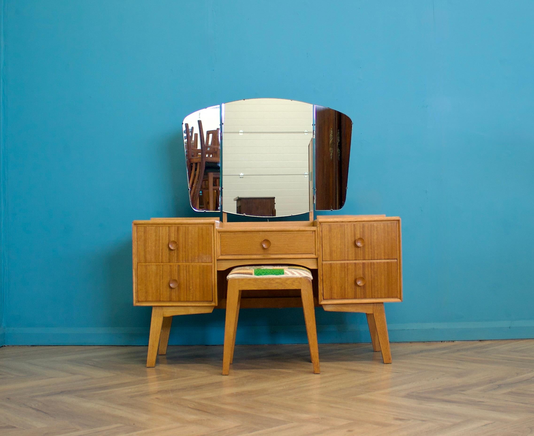 Mid Century, Oak Dressing Table from Meredew, 1950s In Good Condition In South Shields, GB