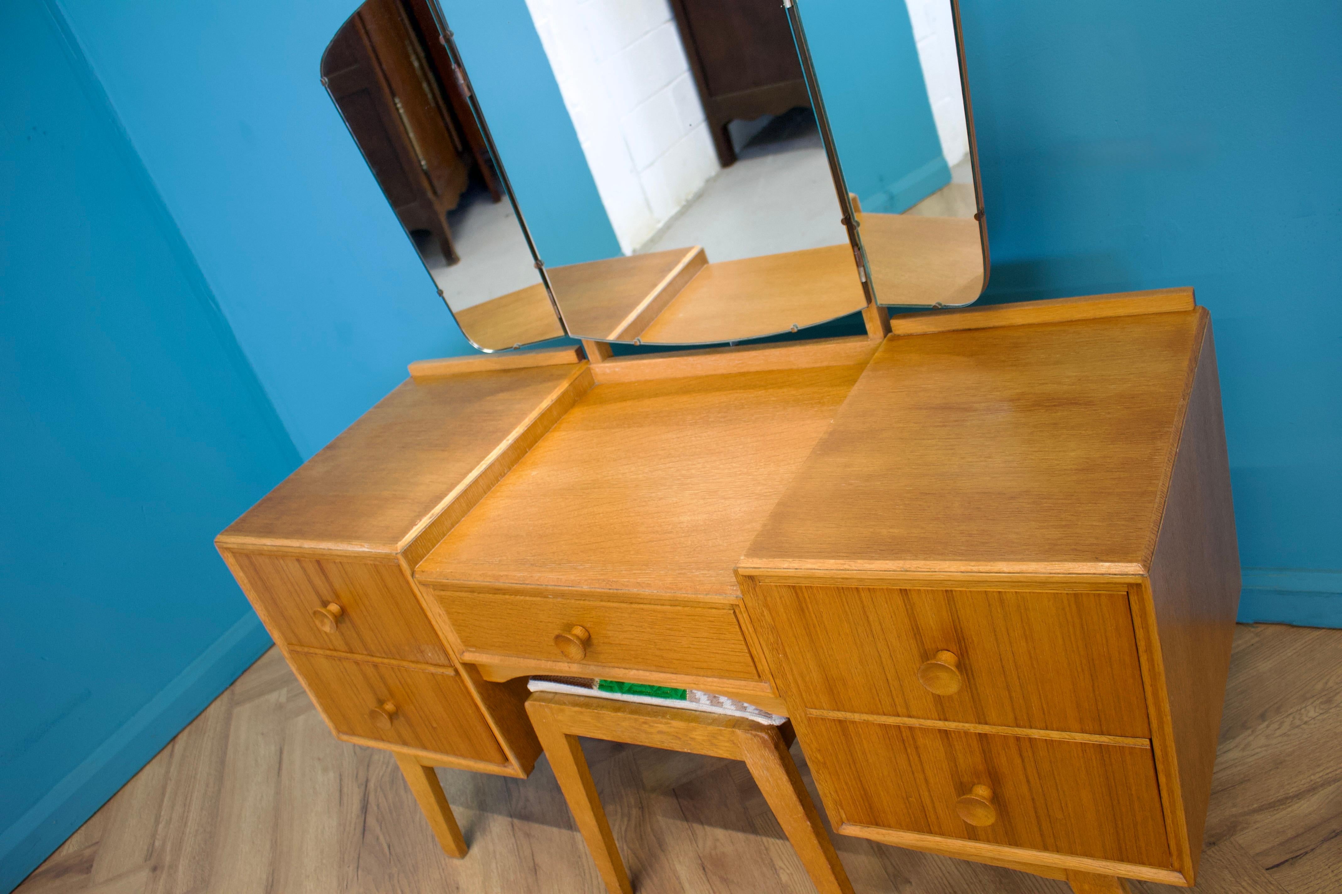 Mid Century, Oak Dressing Table from Meredew, 1950s 2