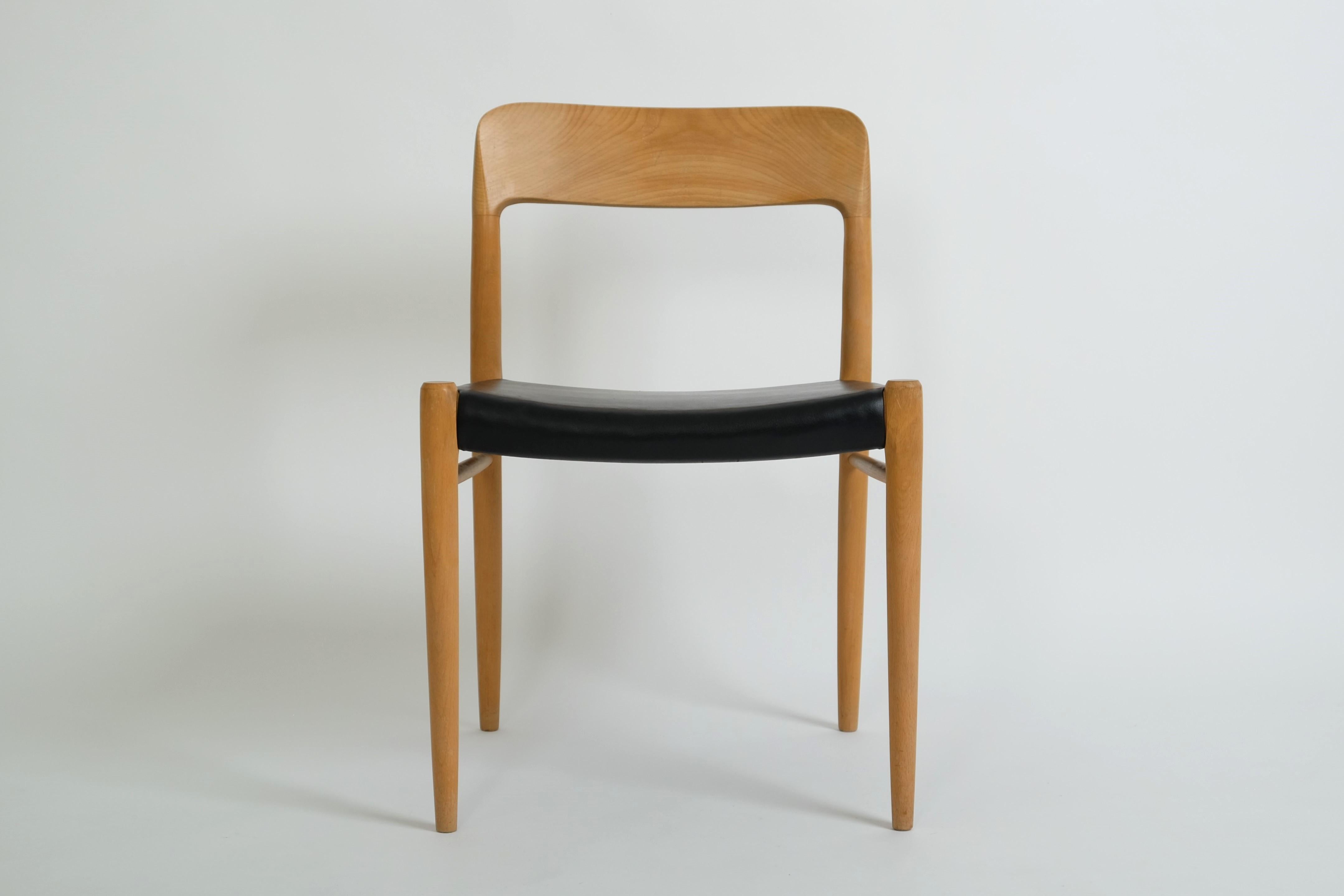 Beautiful, single Niels O. Møller Model 75 dining chair made of beechwood and black leather seat, manufactured in Denmark in the 1970s.

A beautiful, original mid-century vintage piece. Niels Otto Møller designed the organically shaped Model 75