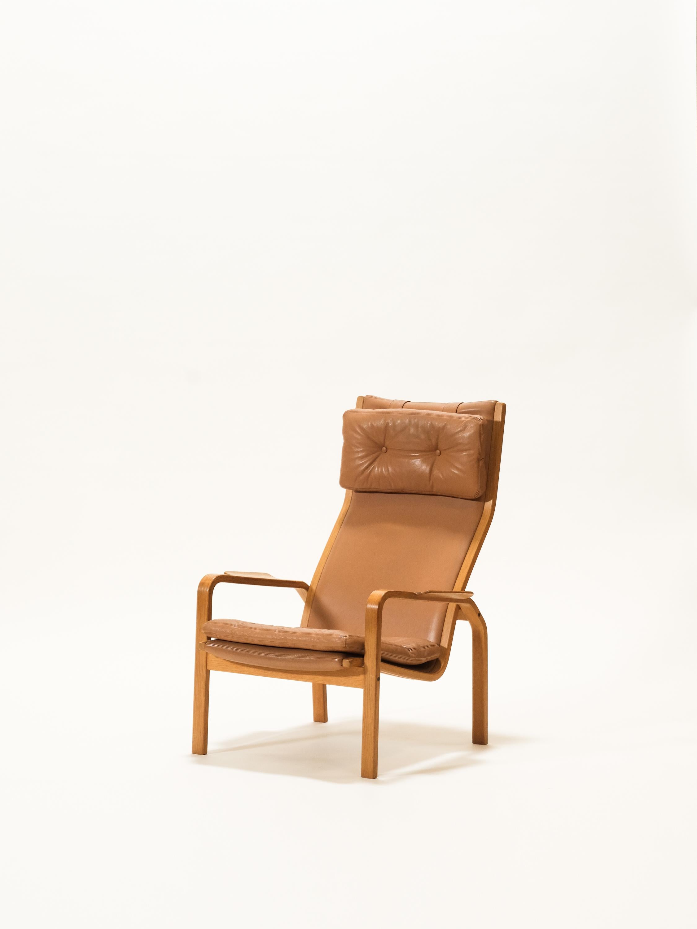 Loungesessel, entworfen von Yngve Ekström und hergestellt von Swedese in den 1960er Jahren. Struktur in Eichenholz und Cognaq Leder uphostery. Der Stuhl ist vom Hersteller gekennzeichnet.

Guter Vintage-Zustand mit schöner Lederpatina.