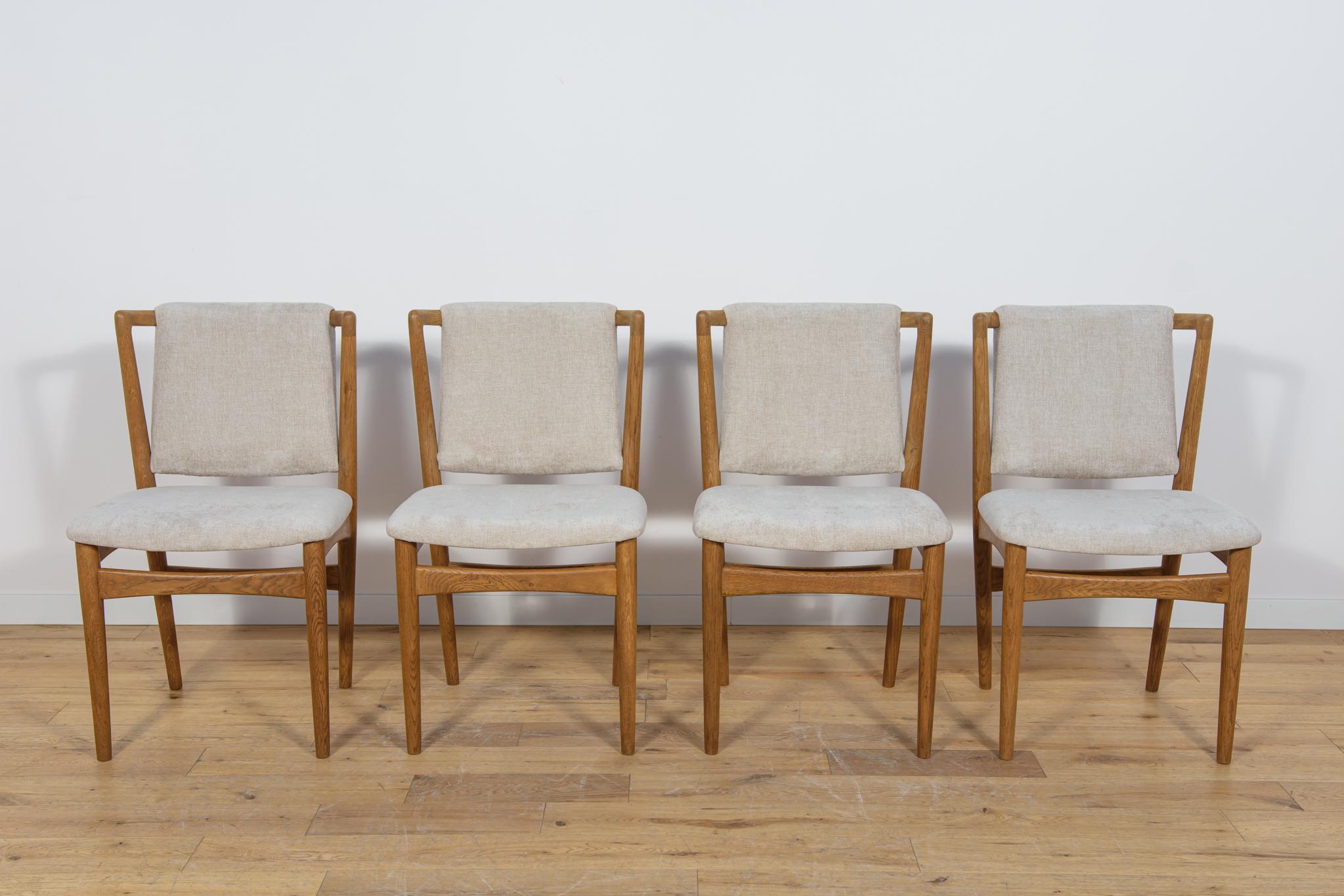 Un set completo di quattro sedie danesi Model 171 prodotte dal laboratorio danese Slagelse Møbelværk negli anni Sessanta. Le sedie sono state vendute presso Amager Bolighus a Copenaghen, come testimoniano le firme conservate. Sono realizzati in