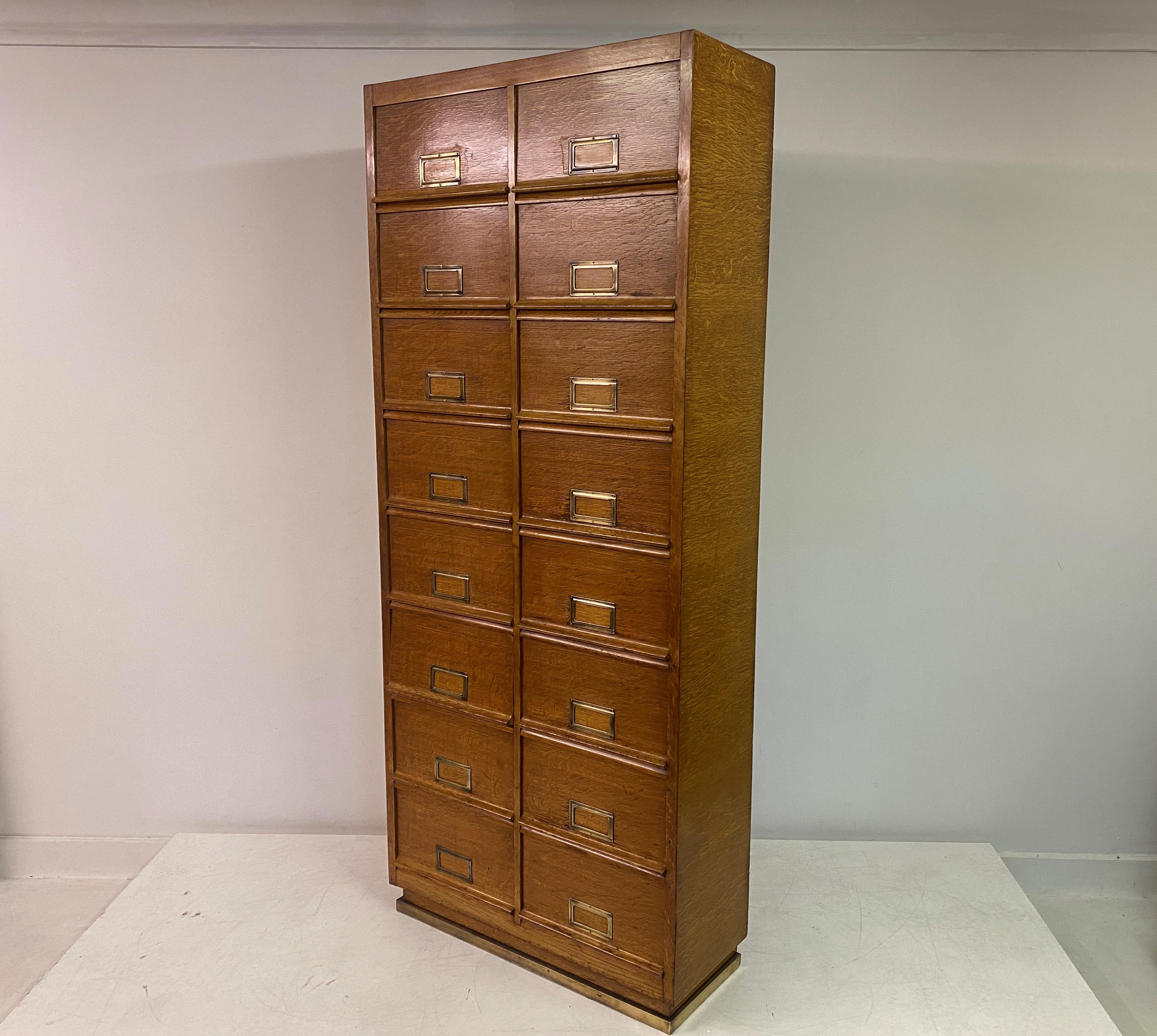 Mid Century Oak Multi Drawer Cabinet im Angebot 6