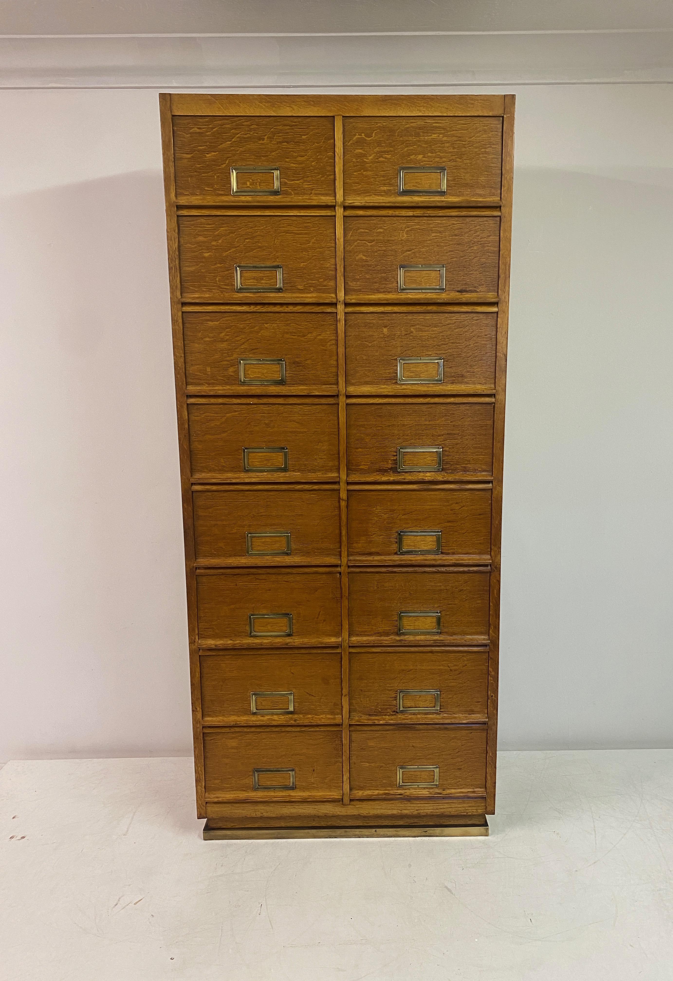 Mid Century Oak Multi Drawer Cabinet (Industriell) im Angebot