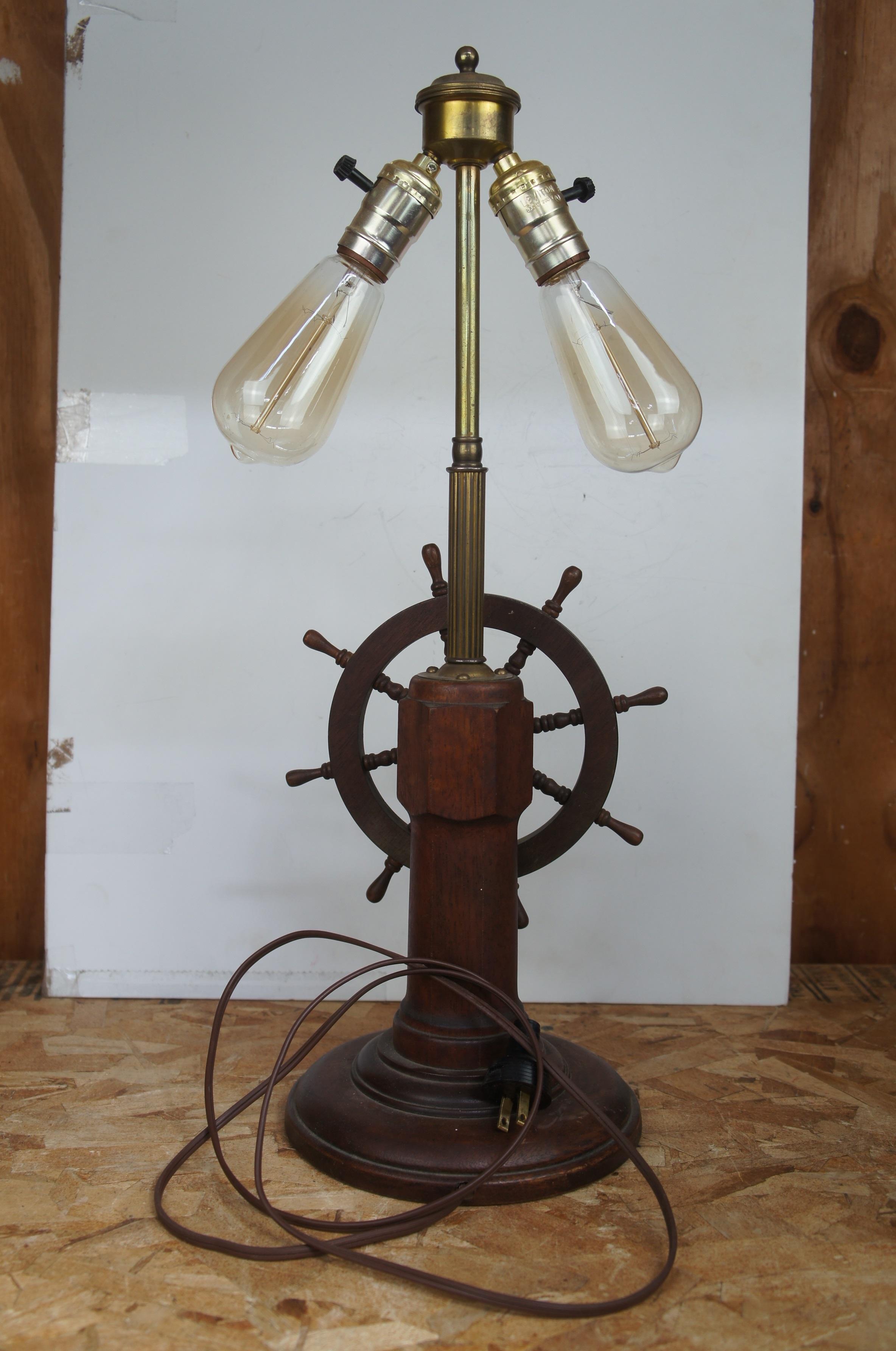 Mid Century Oak Nautical Ships Wheel Captains Desk Lamp Port Boat Light In Good Condition In Dayton, OH