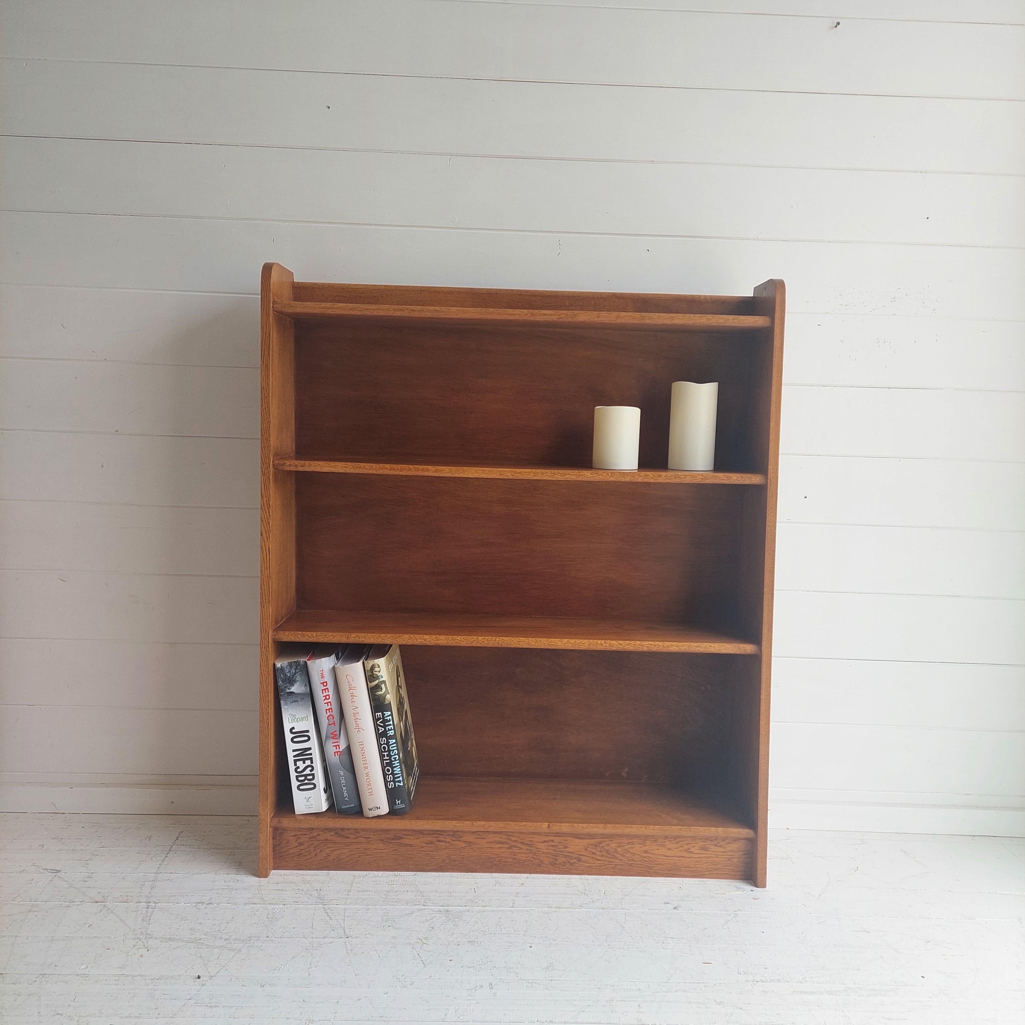 Minimalist Vintage wooden bookcase.
Dating from the Late Art Deco period eraly Mid century period.
Most ptobably 50s.
This vintage mid-century modern bookcase is crafted out of oak wood and has been professionally restored by our team of in-house