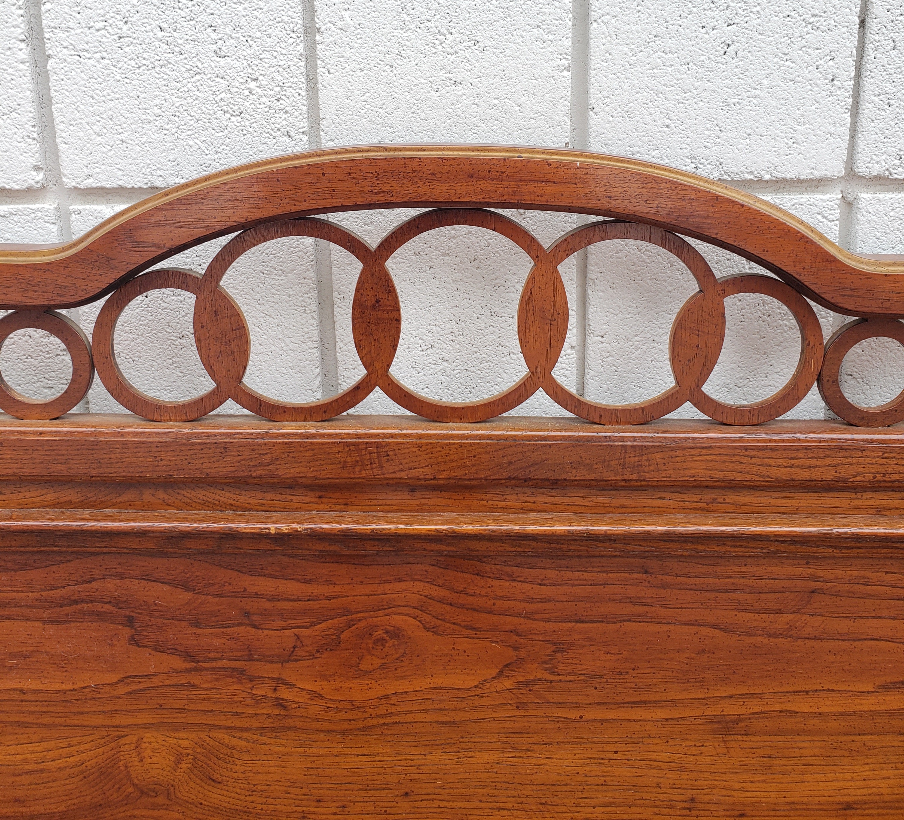 A mid Century modern oak panel with brass mount queen size headboard in very good vintage condition.
Measures 62