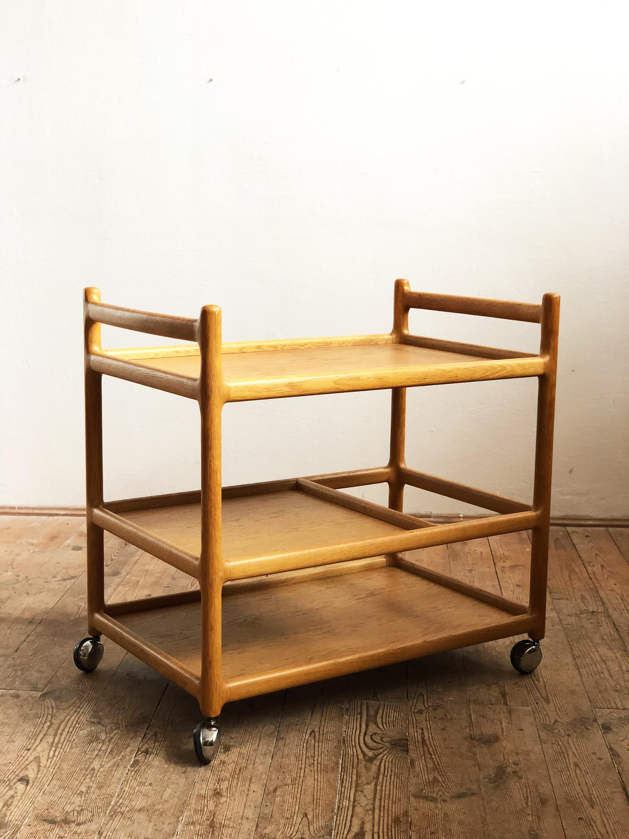 Midcentury Oak Serving Cart or Bar Trolley by Johannes Andersen for Silkeborg In Good Condition For Sale In Munich, Bavaria