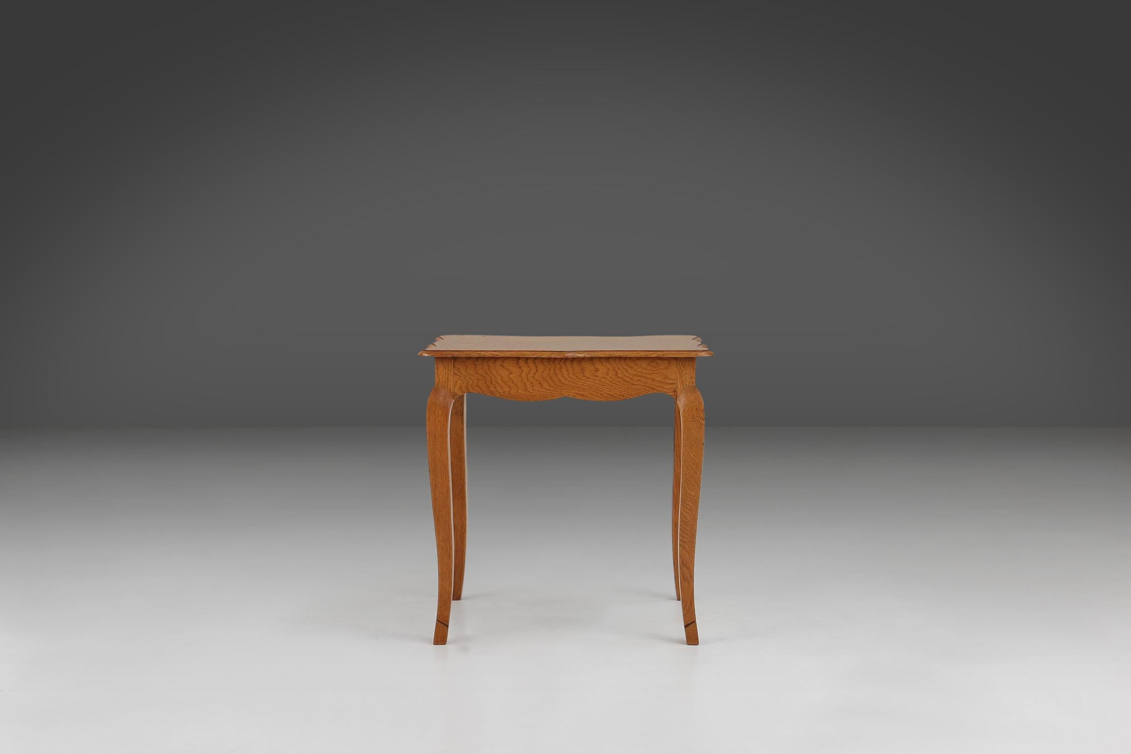 Table en bois fabriquée à la main avec ses lignes gracieuses et sa finition riche et chaleureuse, ce meuble est conçu pour ajouter à la fois fonctionnalité et style à votre espace.

Ses pieds décoratifs et ses sculptures détaillées témoignent d'un