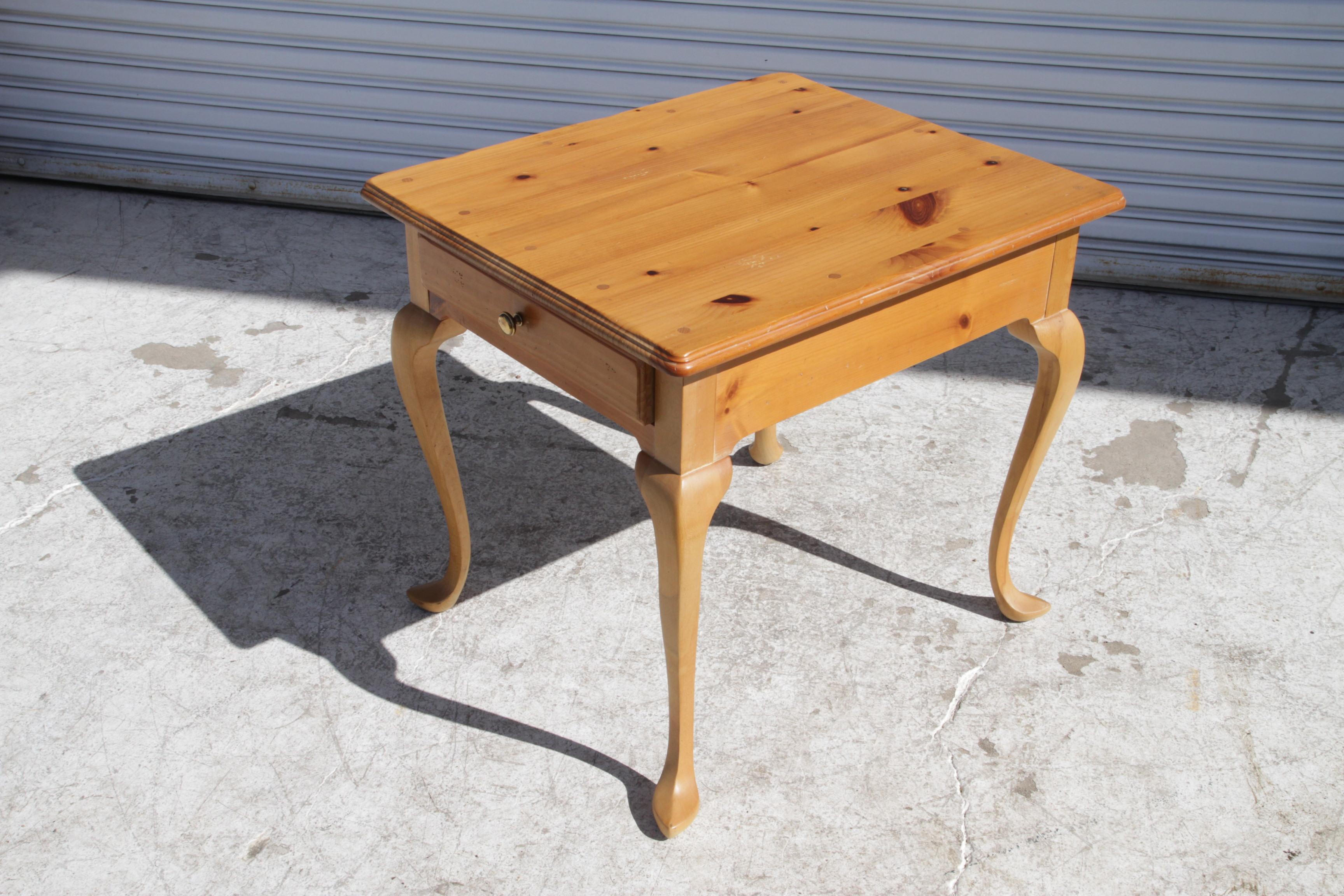 Queen Anne Style Pine Single Drawer side table 1970's In Fair Condition For Sale In Pasadena, TX