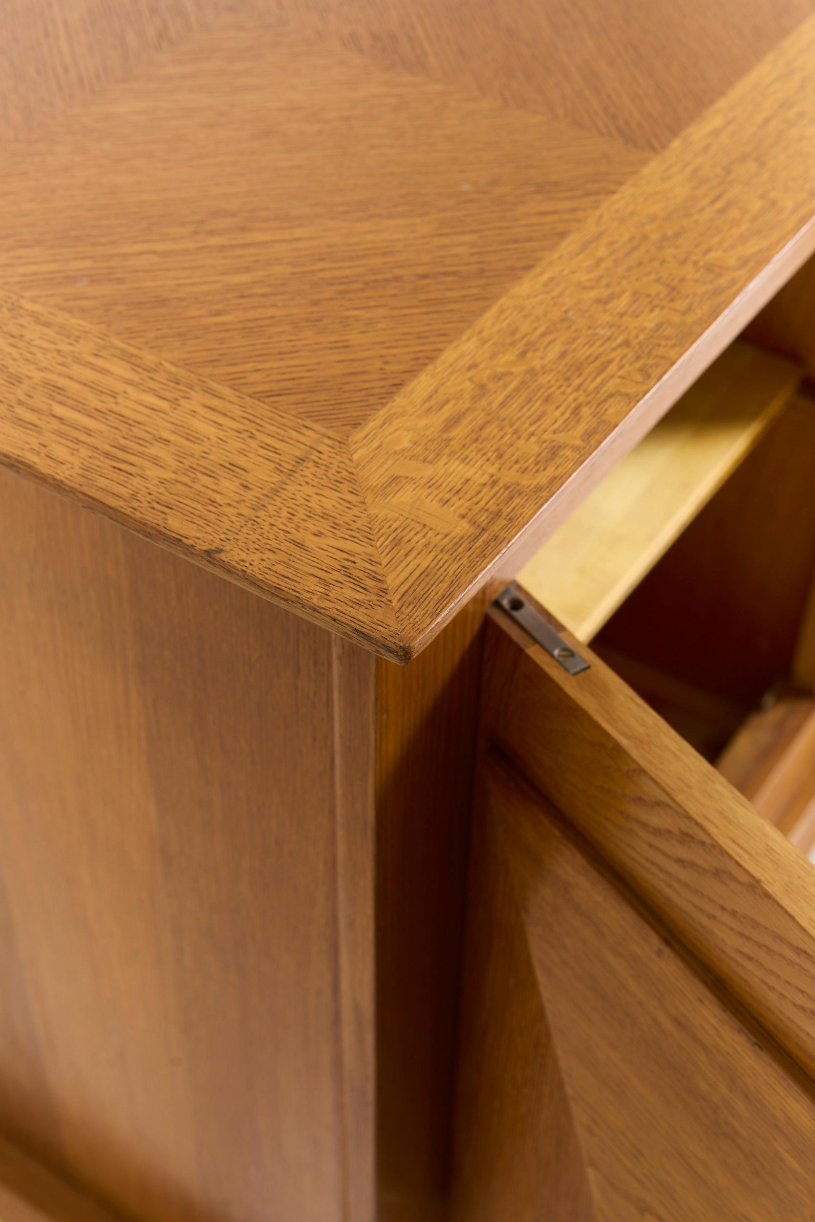 Aparador de roble de mediados de siglo en venta 3