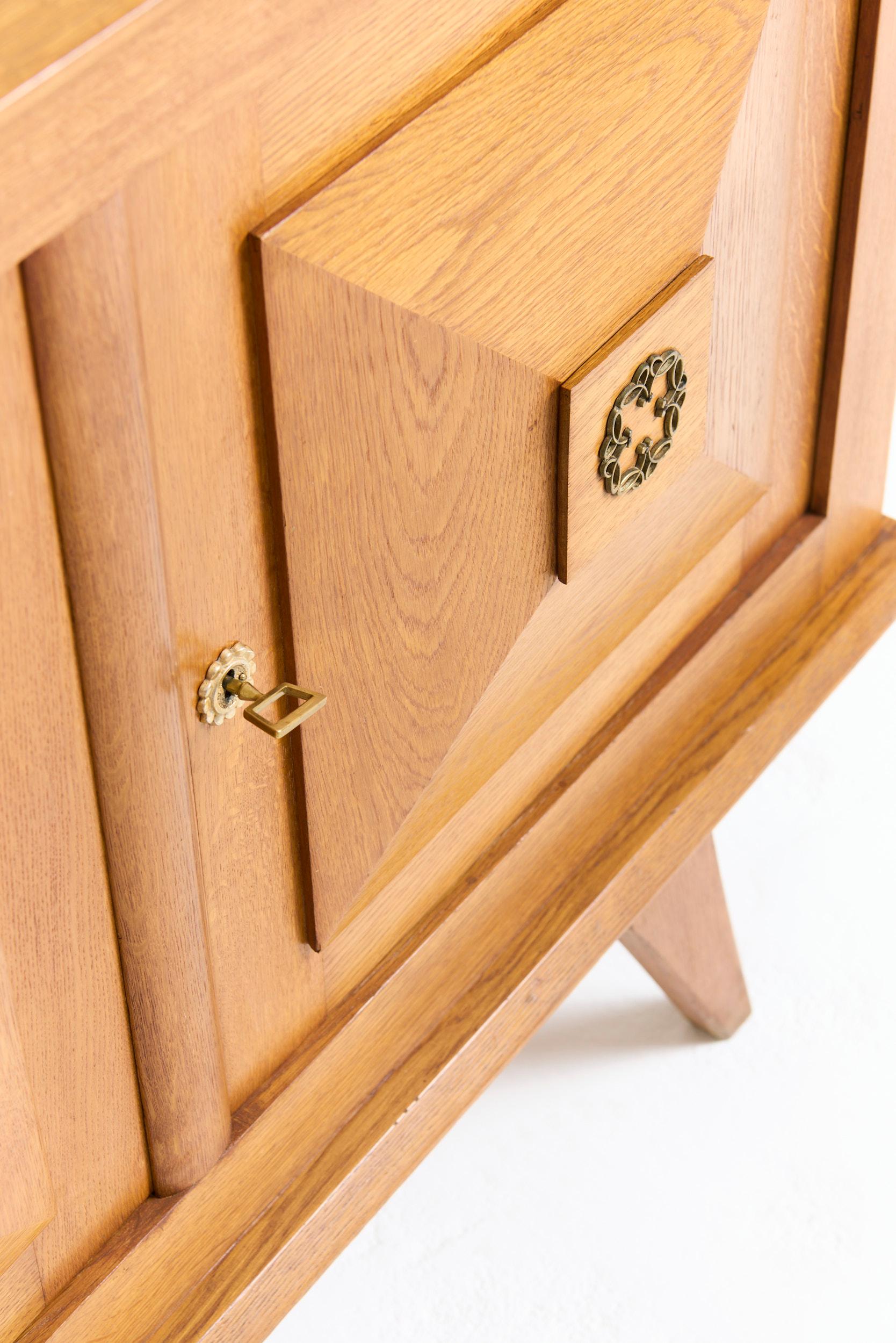 Aparador de roble de mediados de siglo en venta 4