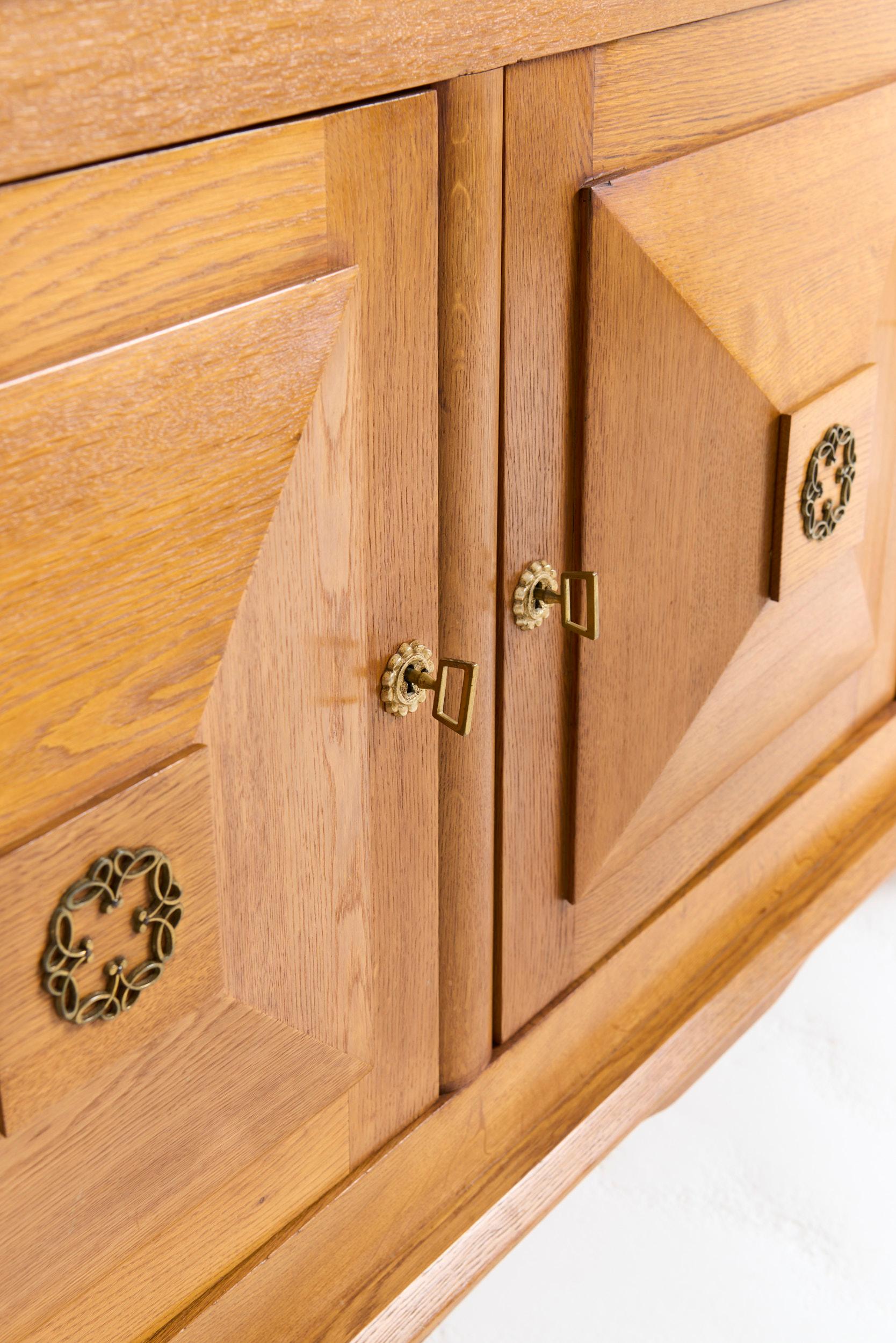 Aparador de roble de mediados de siglo en venta 5