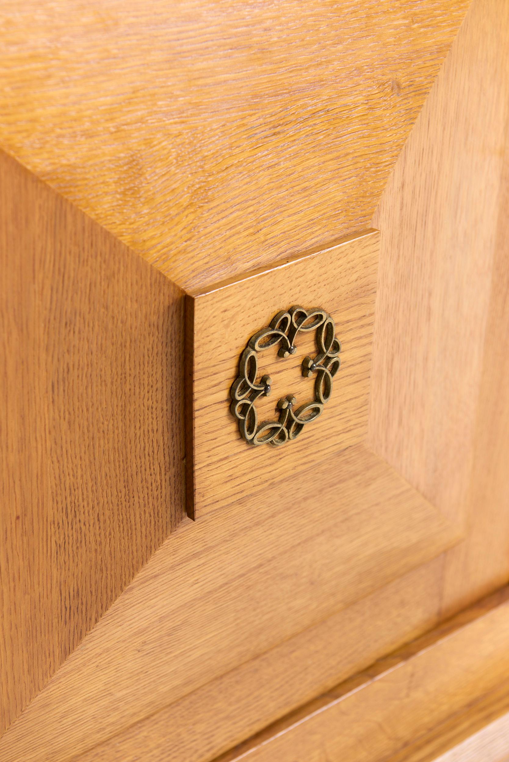 Aparador de roble de mediados de siglo en venta 6