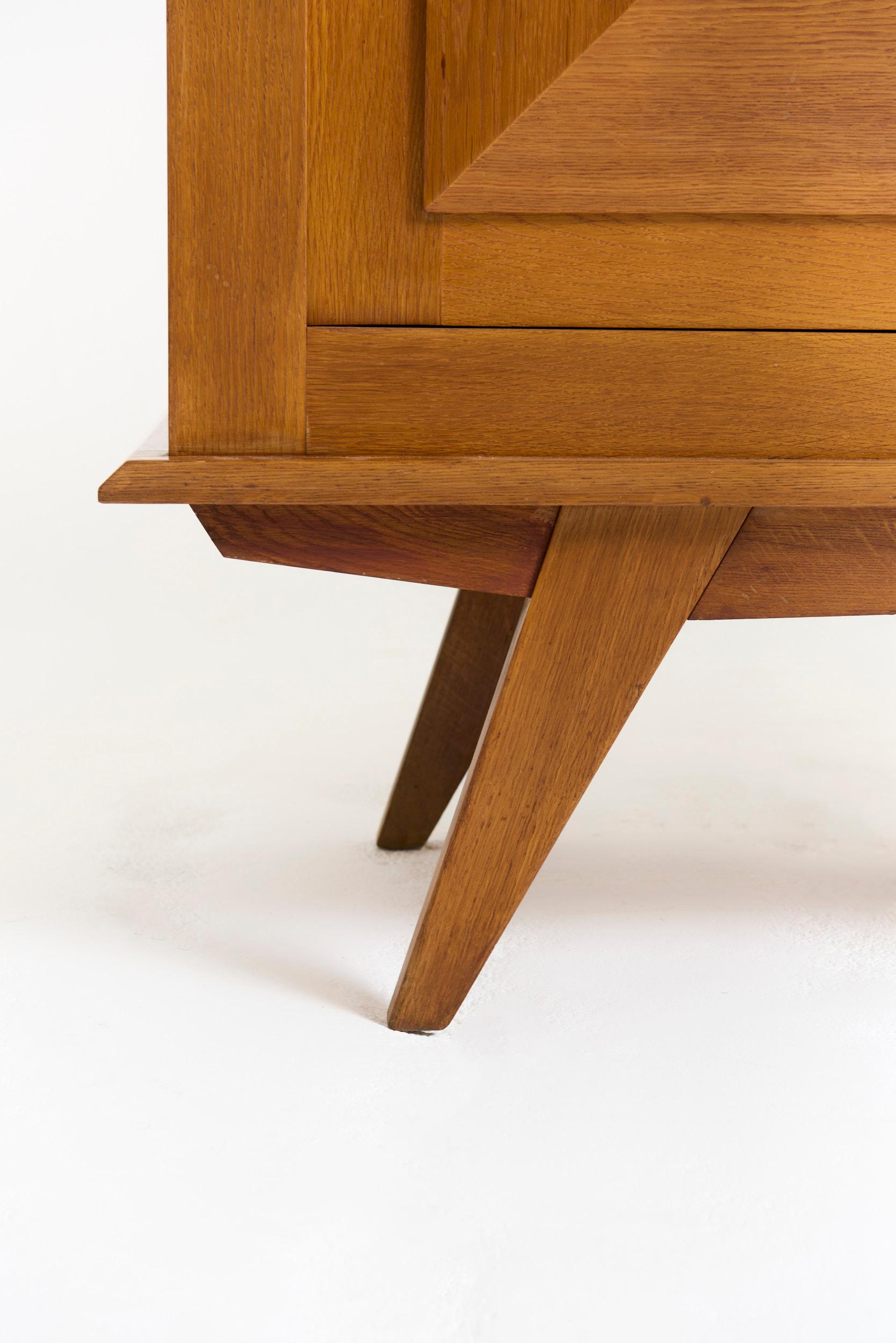 Aparador de roble de mediados de siglo en venta 7