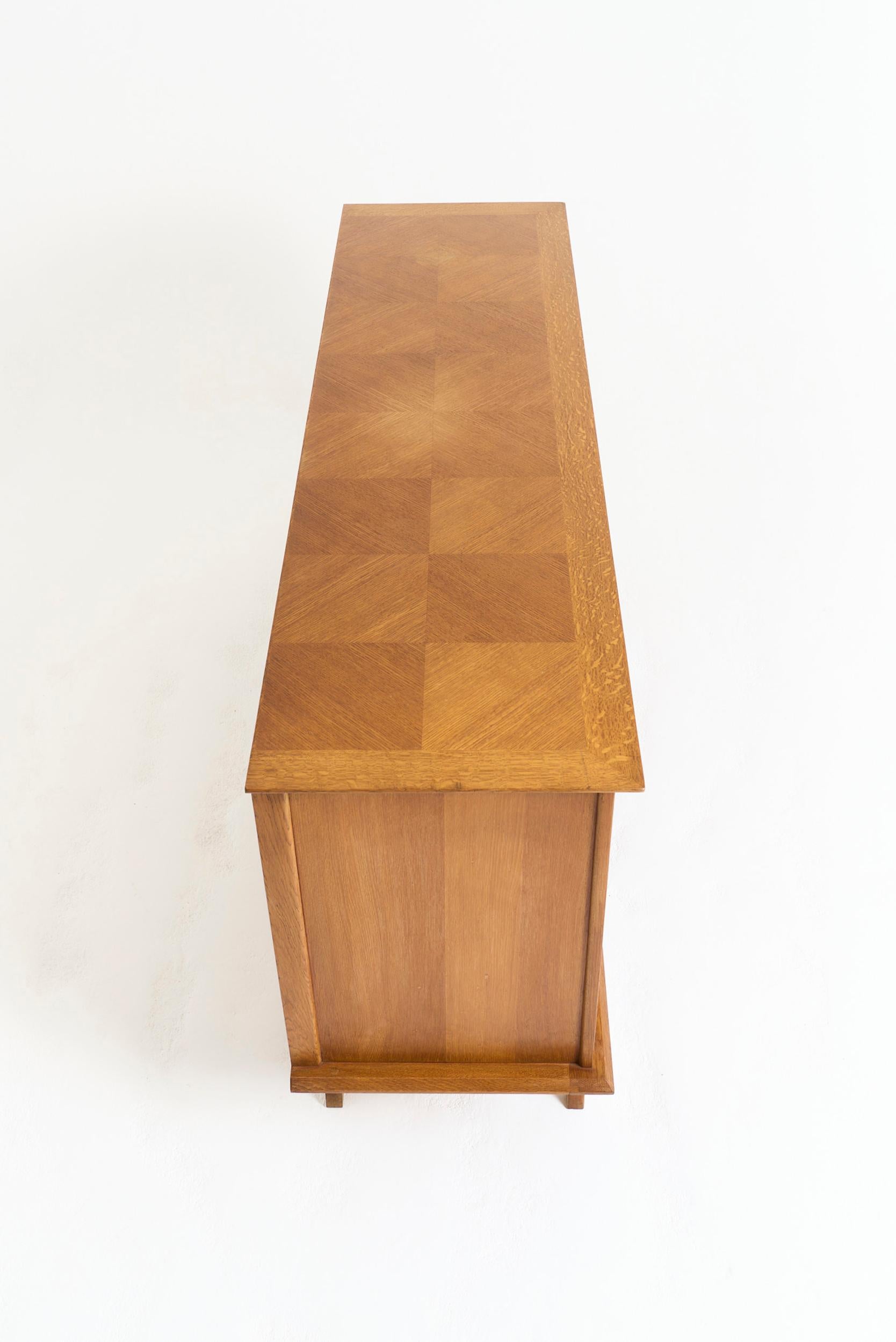 Aparador de roble de mediados de siglo Latón en venta