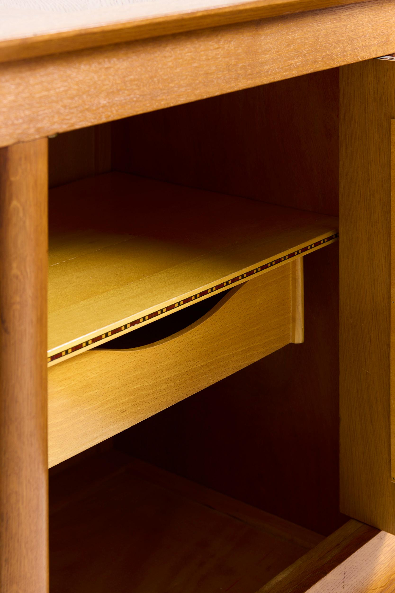 Aparador de roble de mediados de siglo en venta 1