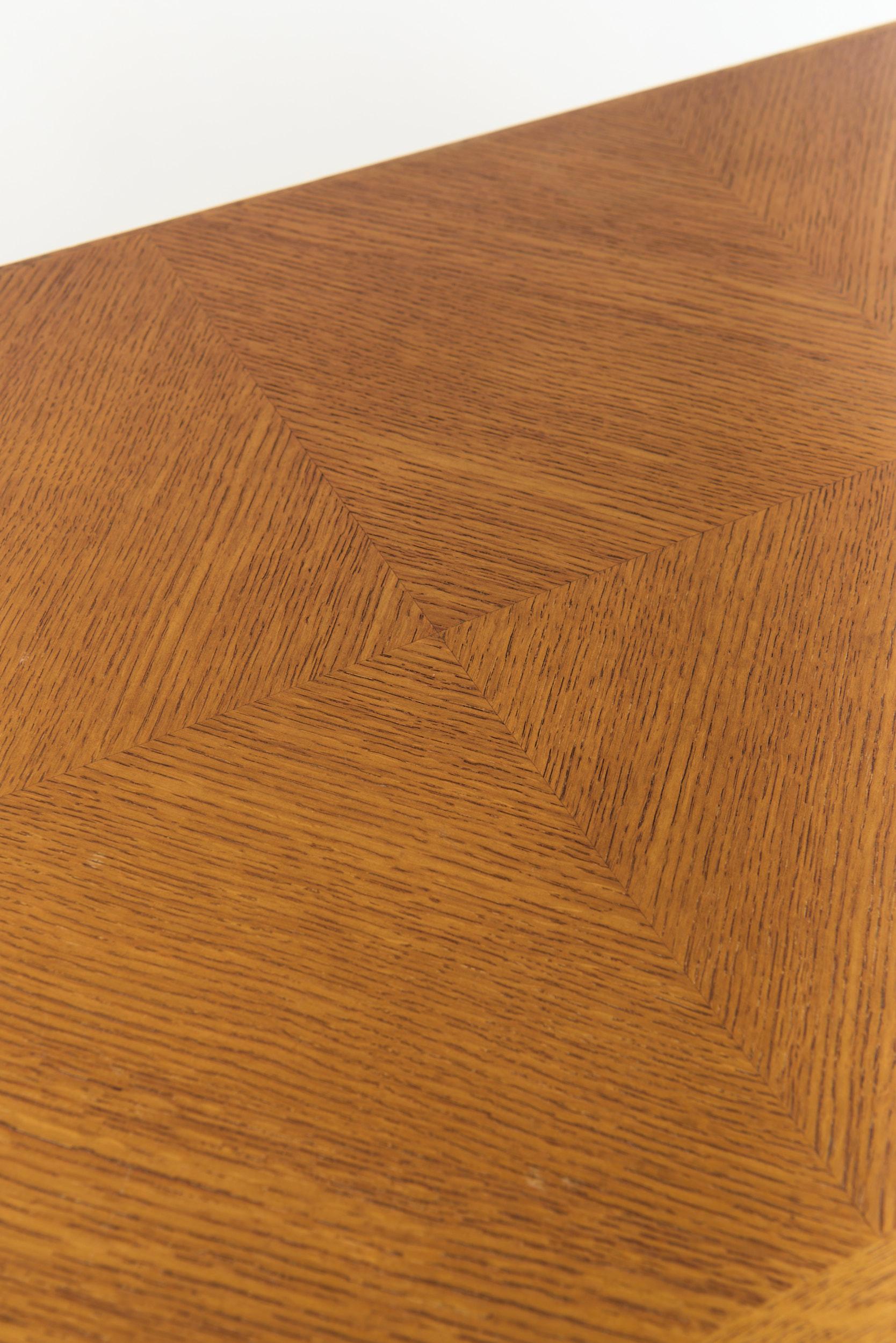 Aparador de roble de mediados de siglo en venta 2