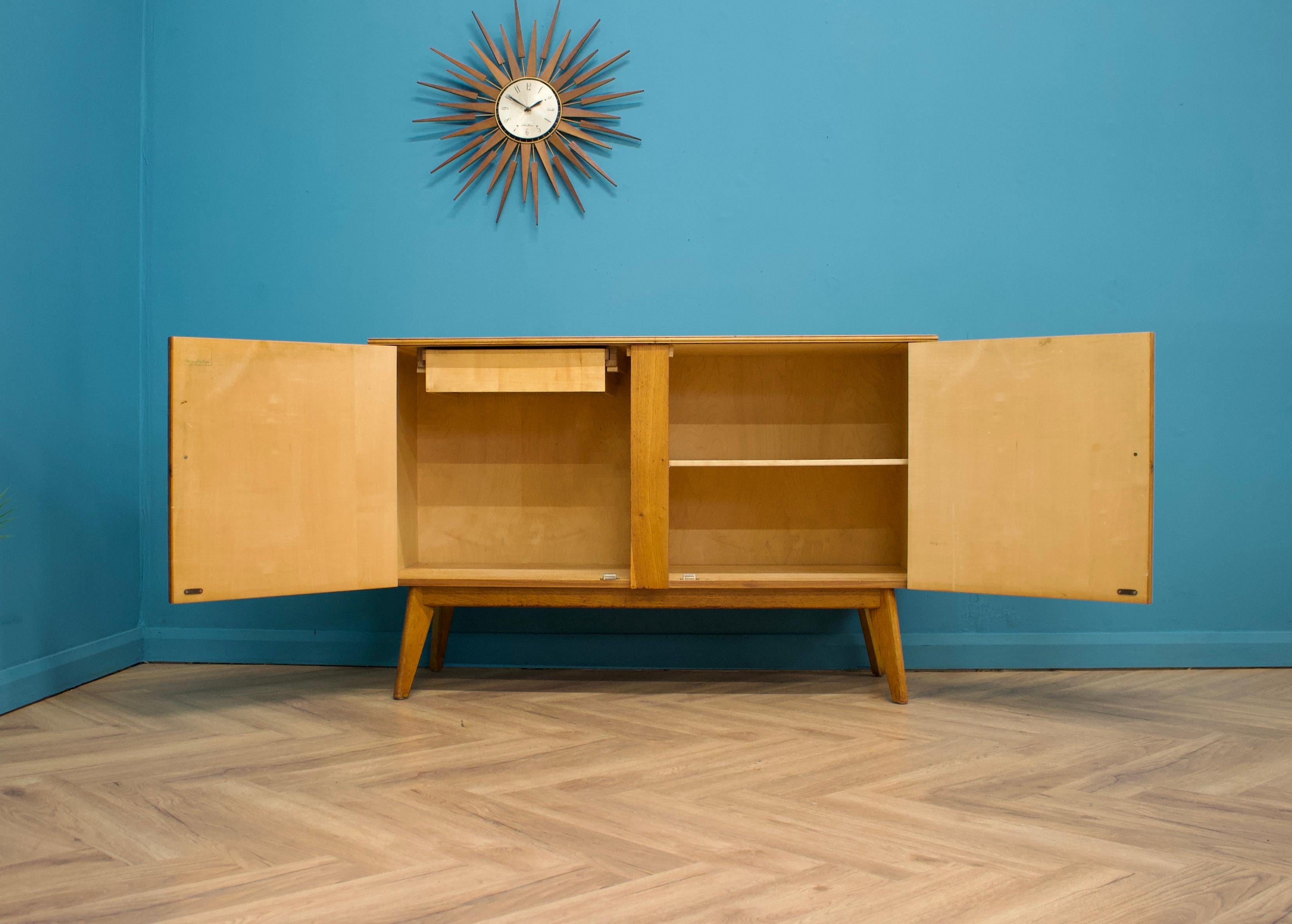 Mid Century Oak Sideboard from Morris of Glasgow, 1950s In Good Condition In South Shields, GB