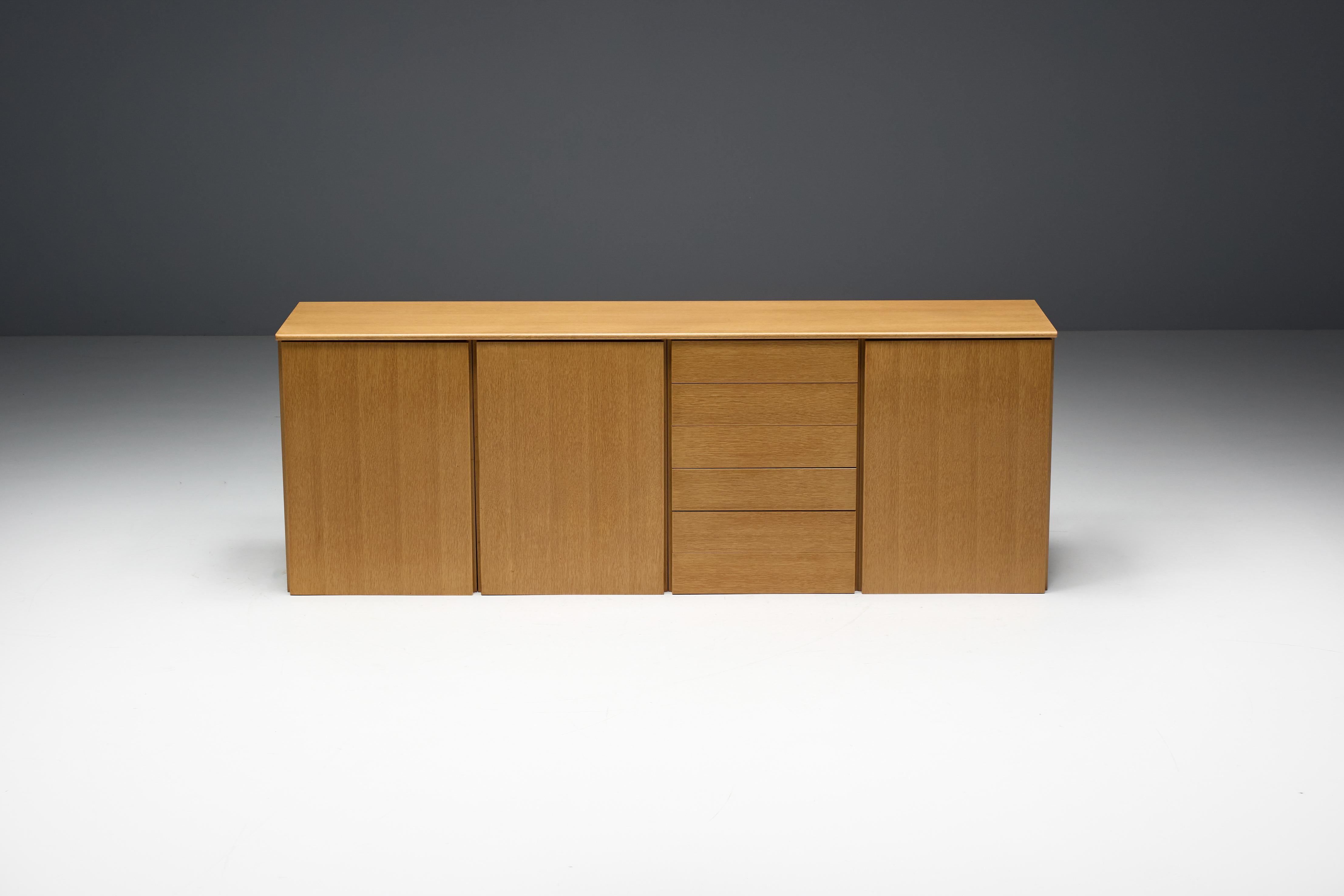 Anrichte aus Eichenfurnier aus der Mitte des Jahrhunderts mit einem klaren, minimalistischen Design, typisch für die skandinavisch inspirierte Ästhetik der 1960er Jahre. Die schlichten Linien und die helle Eiche unterstreichen seine zeitlose