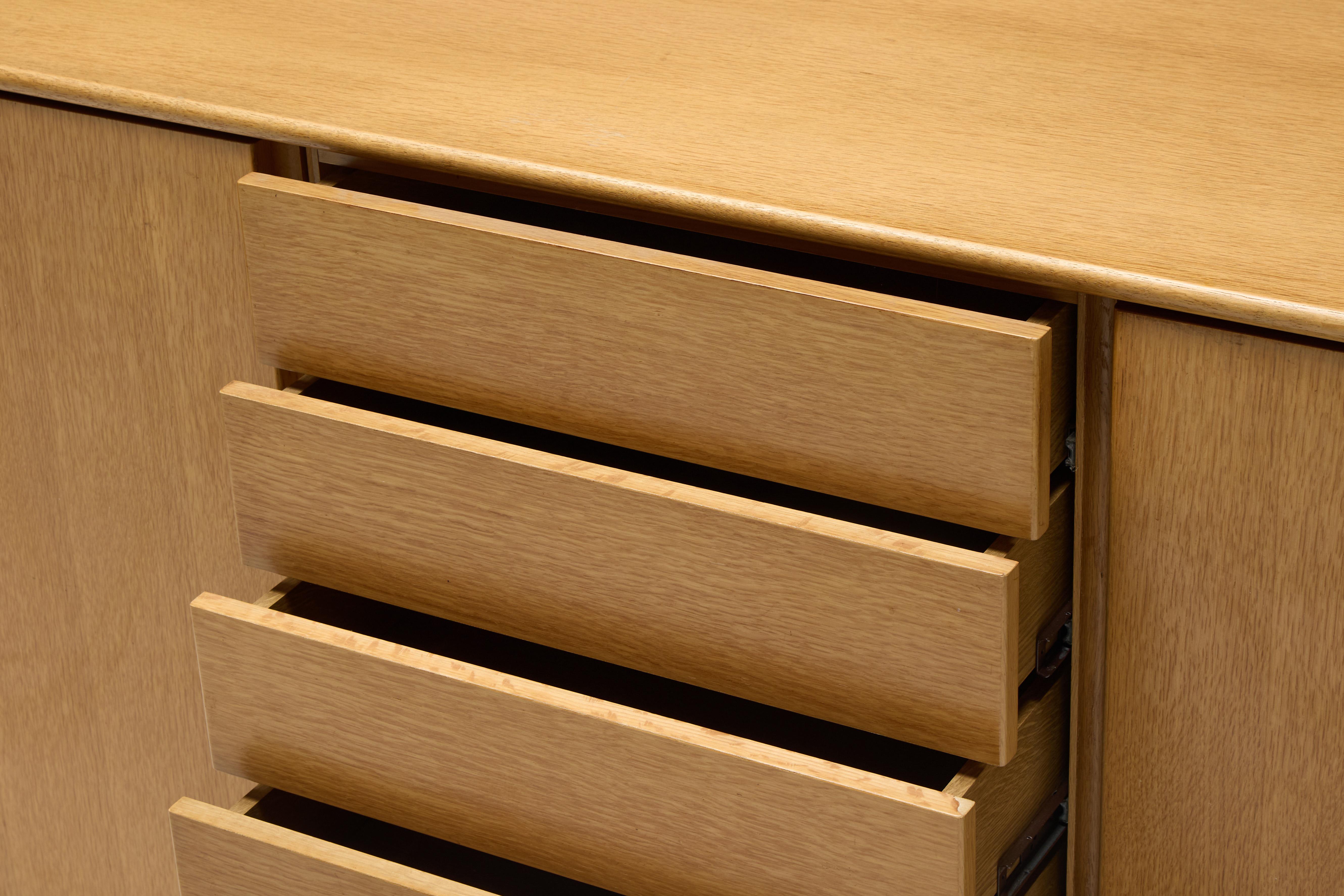 Mid-Century Eiche Sideboard, Skandinavien, 1960er Jahre (Skandinavisch) im Angebot