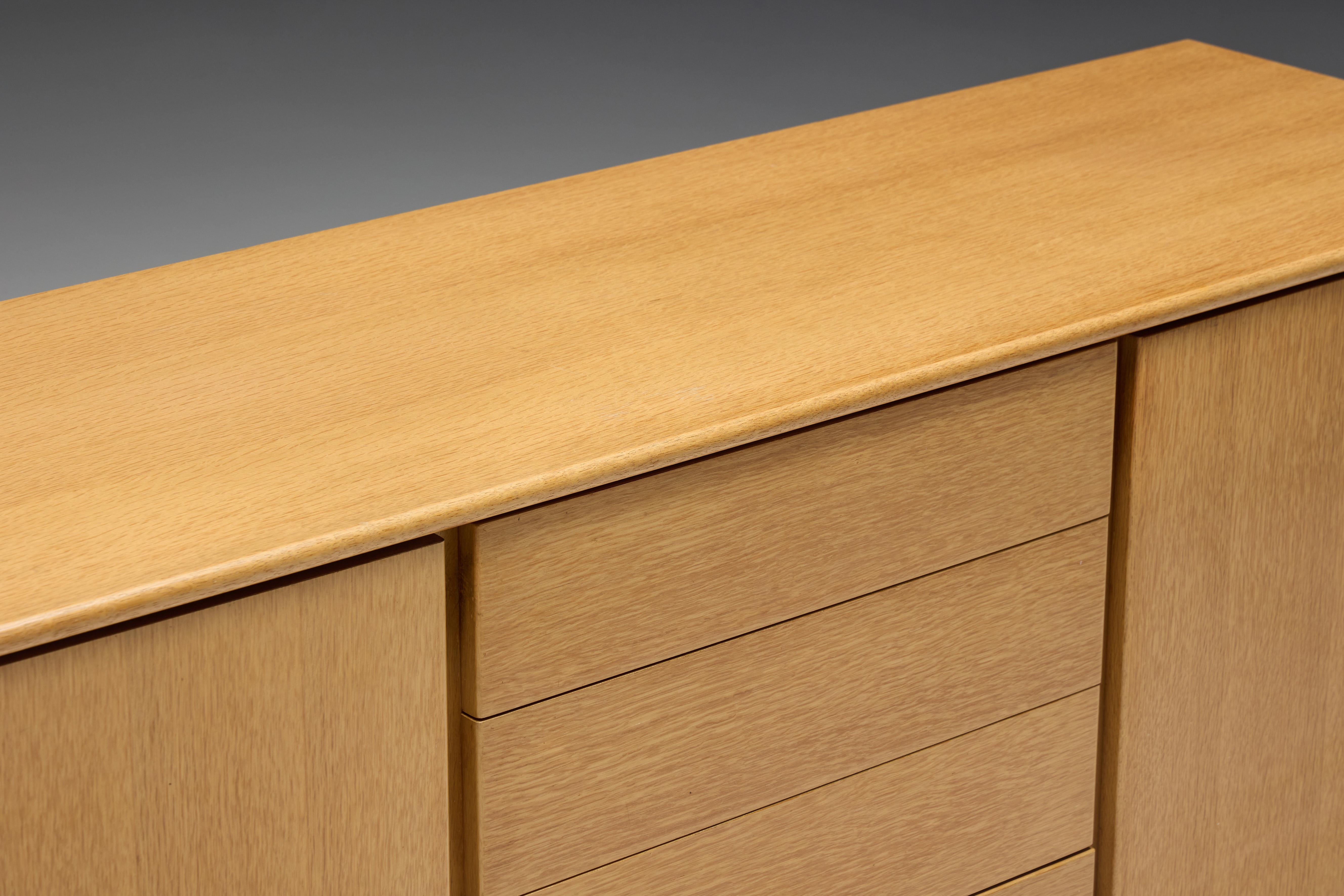 Mid-Century Eiche Sideboard, Skandinavien, 1960er Jahre (Eichenholz) im Angebot