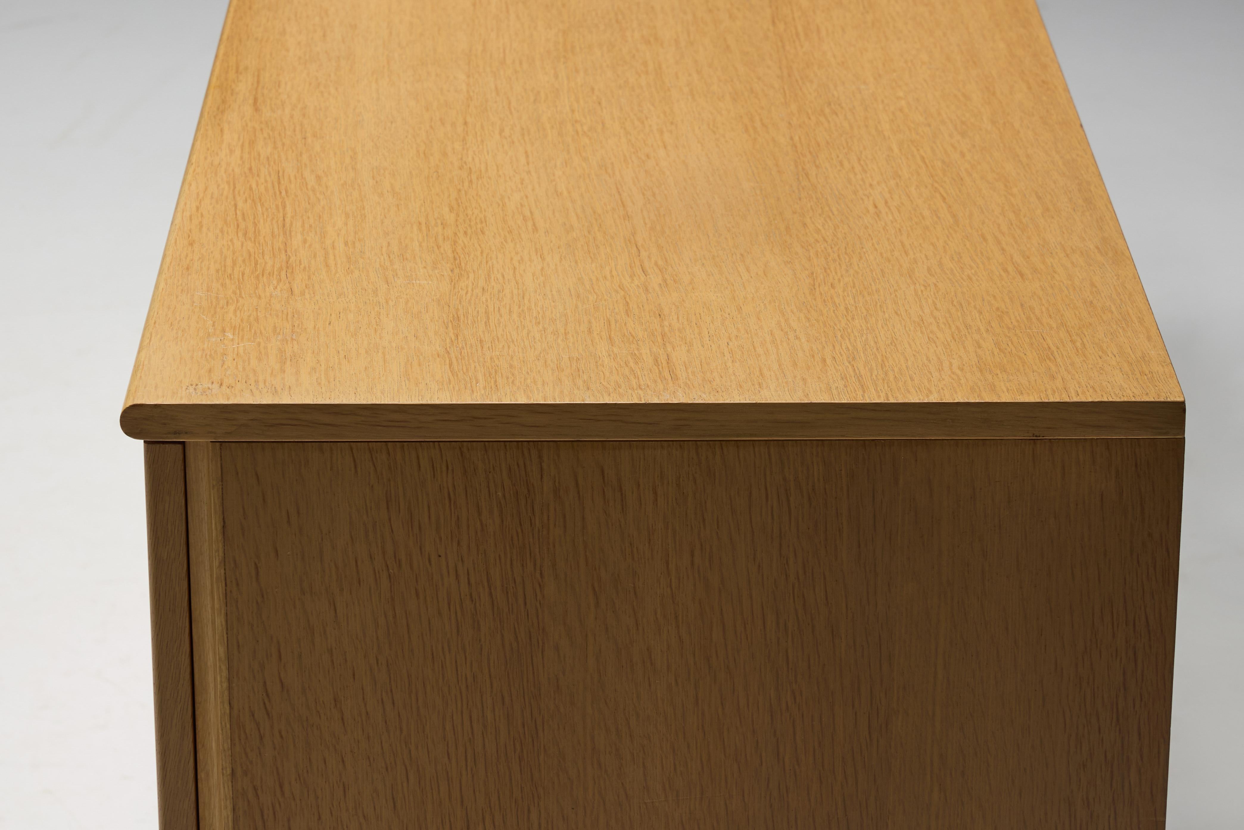 Mid-Century Eiche Sideboard, Skandinavien, 1960er Jahre im Angebot 2