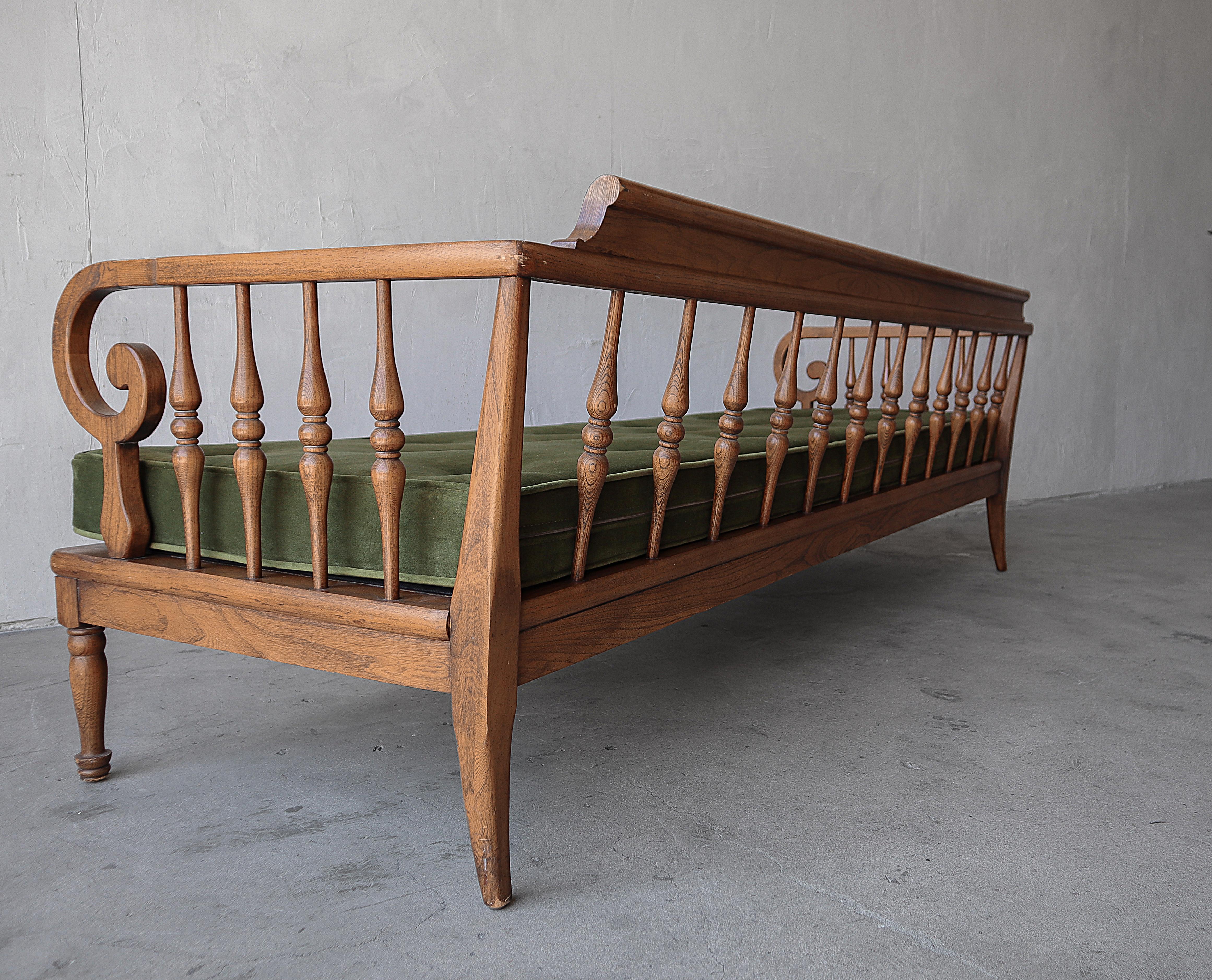 Mid Century Oak Spindle Back Sofa (Moderne der Mitte des Jahrhunderts) im Angebot