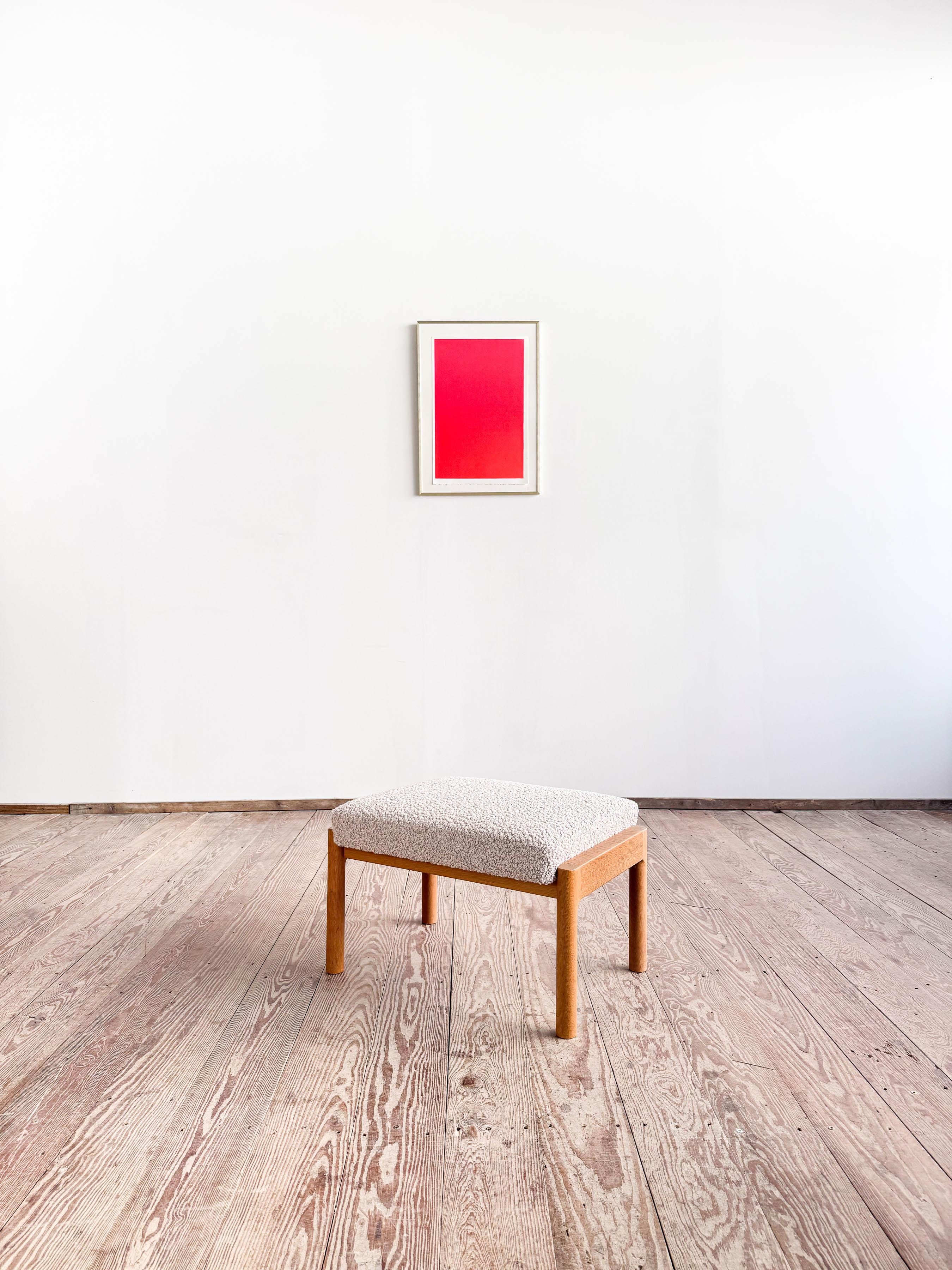 Abmessungen: ca. 65 × 45 × 40 cm (Breite x Höhe x Tiefe)

Ein wunderschön gestalteter Mid-Century-Hocker von Ole Wanscher, hier in einer seltenen Eichenausführung, hergestellt in Dänemark von Poul Jeppesen. Die Polsterung wurde neu mit Schaumstoff