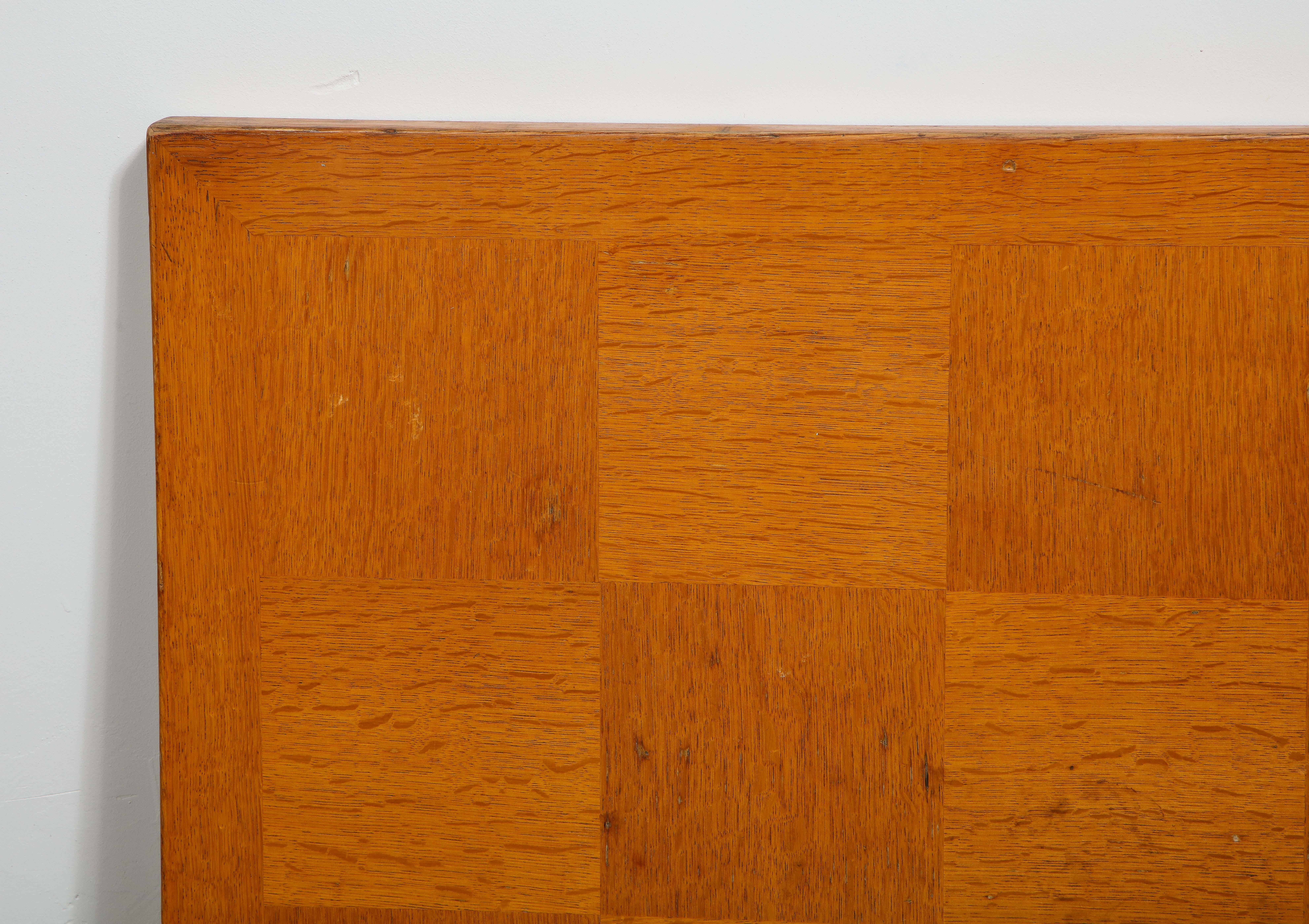 Table d'appoint/de jeu en chêne du milieu du siècle avec parqueterie à la manière de Pierre Jeanneret en vente 3