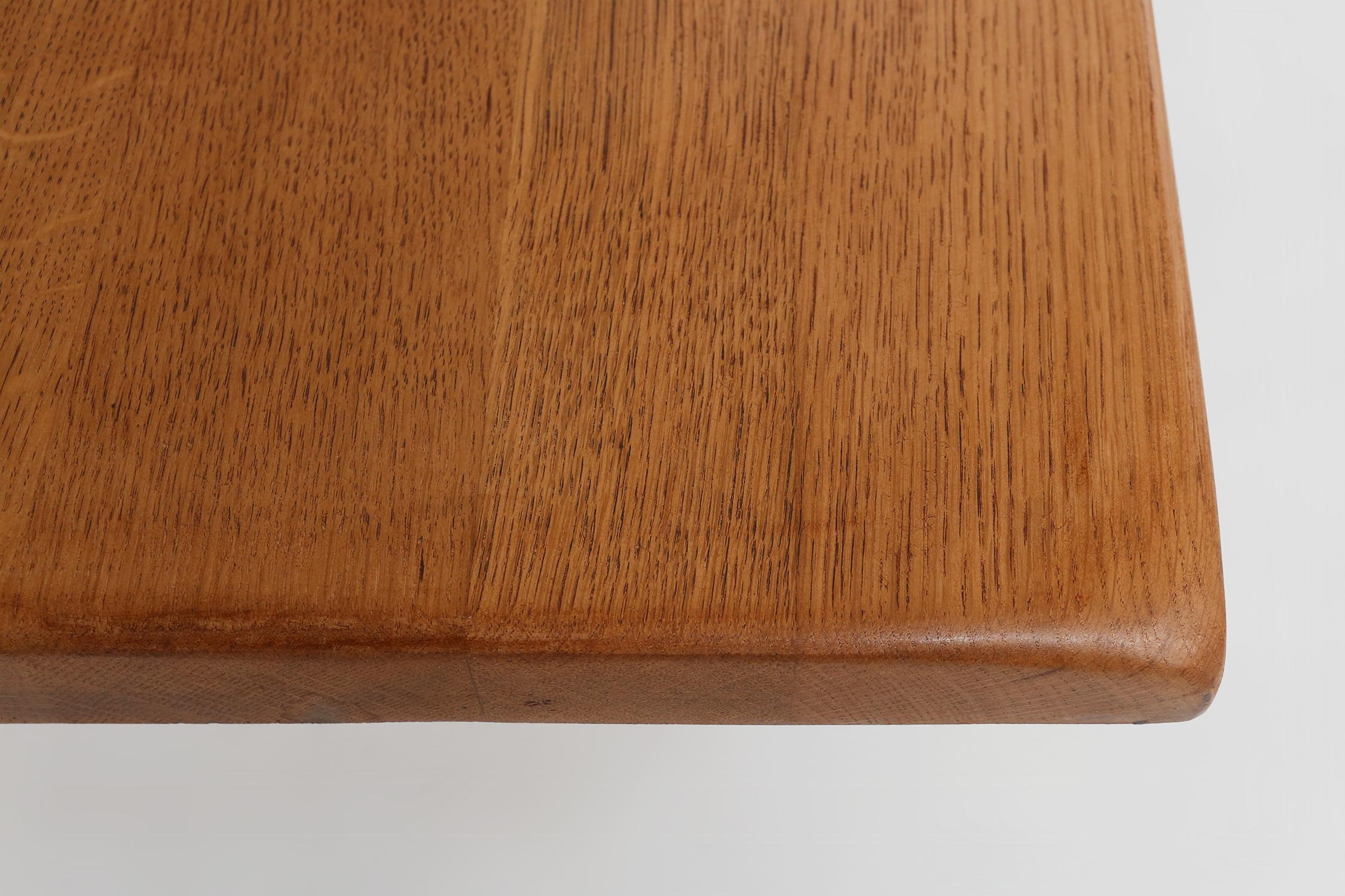 Eichenholztisch aus der Mitte des Jahrhunderts im Stil von Charlotte Perriand, Frankreich, 1950er Jahre im Angebot 4