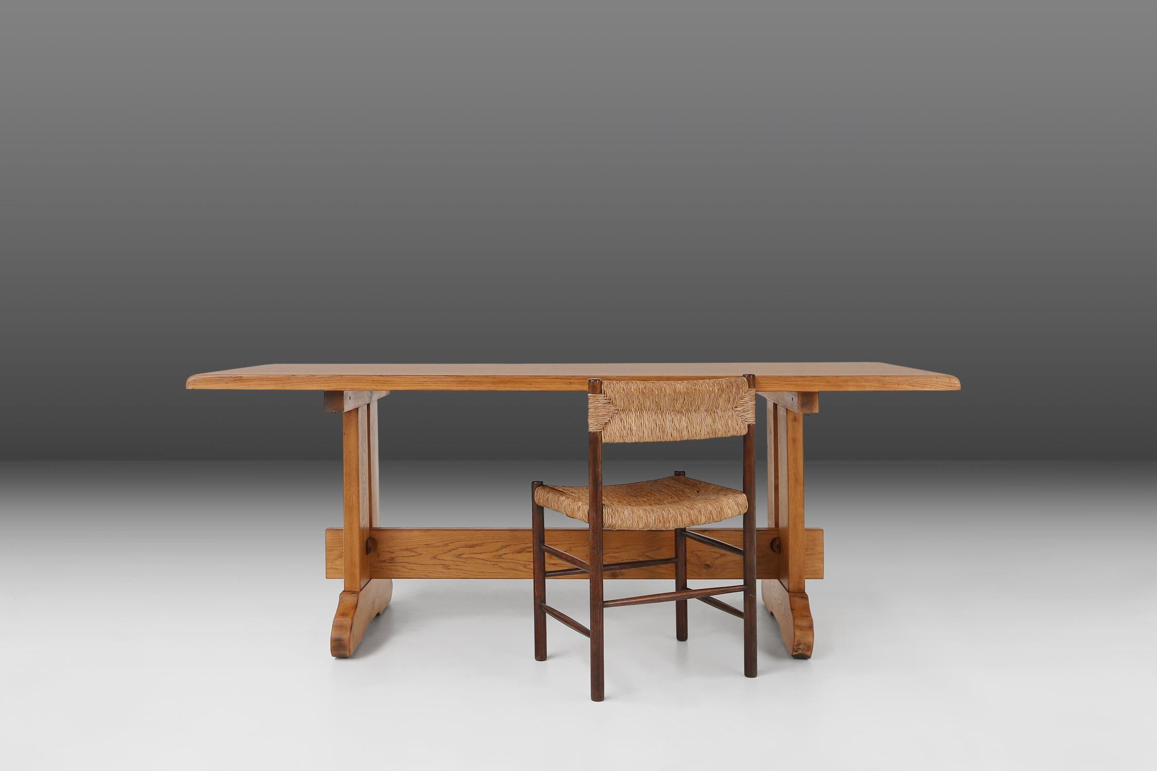 Frankreich / 1950er Jahre / Tisch / Eichenholz / Mitte des Jahrhunderts / Rustikal

Ein brutalistischer Eichentisch, der um 1950 in Frankreich im Stil der französischen Designerin Charlotte Perriand hergestellt wurde. Dieser Eichenholztisch aus der