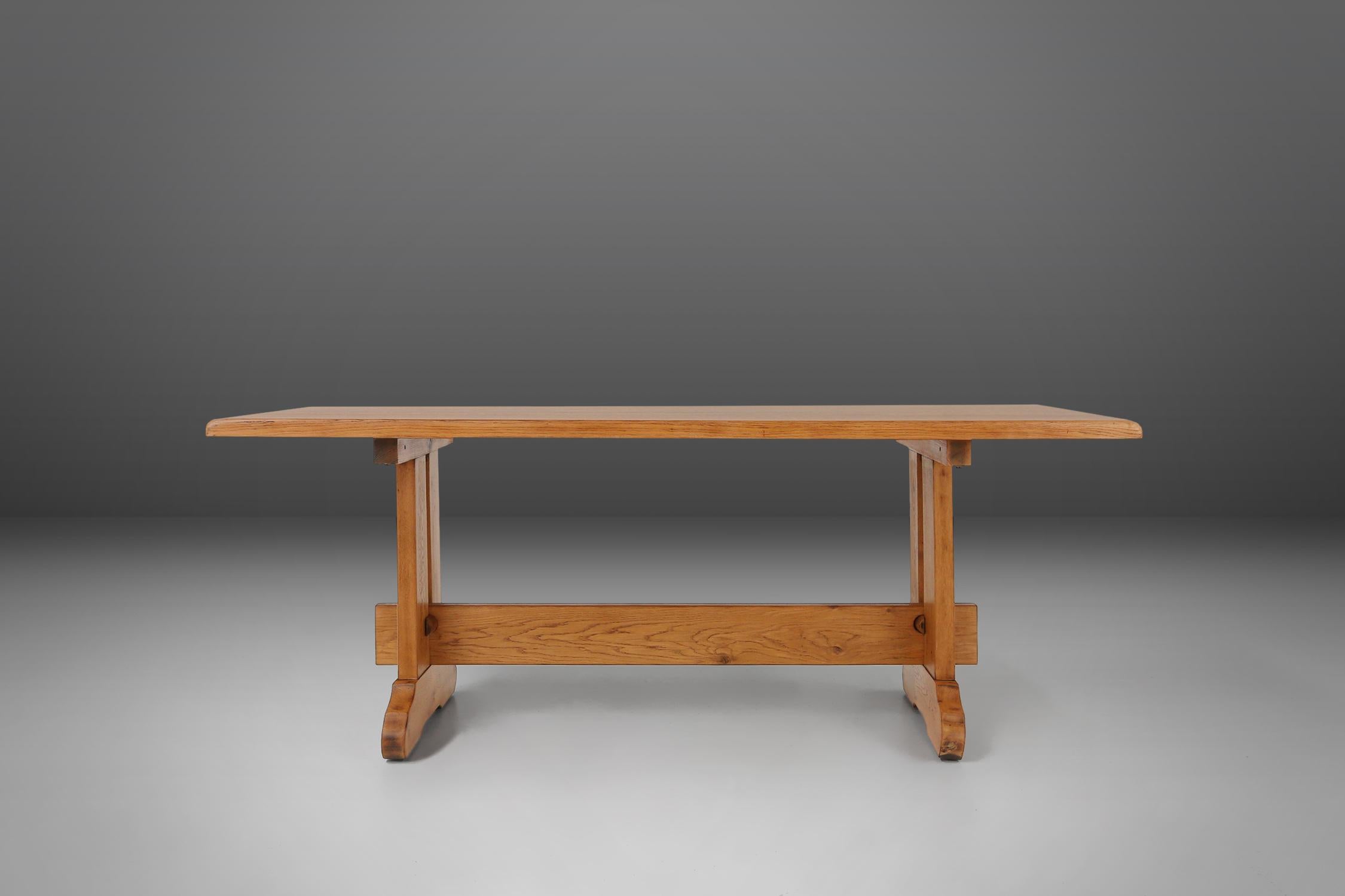 Eichenholztisch aus der Mitte des Jahrhunderts im Stil von Charlotte Perriand, Frankreich, 1950er Jahre (Rustikal) im Angebot