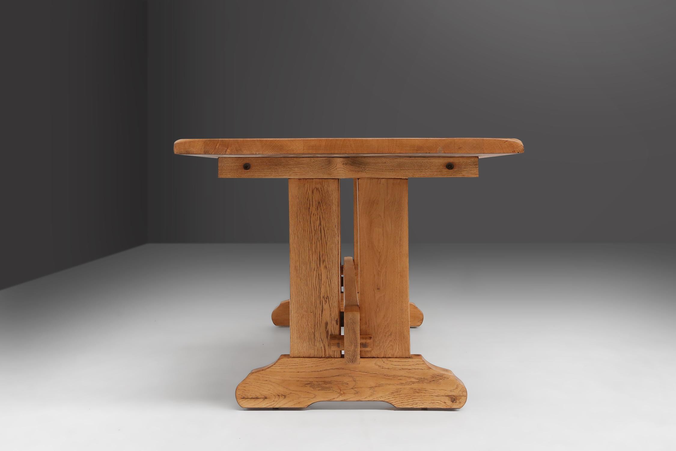 Eichenholztisch aus der Mitte des Jahrhunderts im Stil von Charlotte Perriand, Frankreich, 1950er Jahre (Französisch) im Angebot
