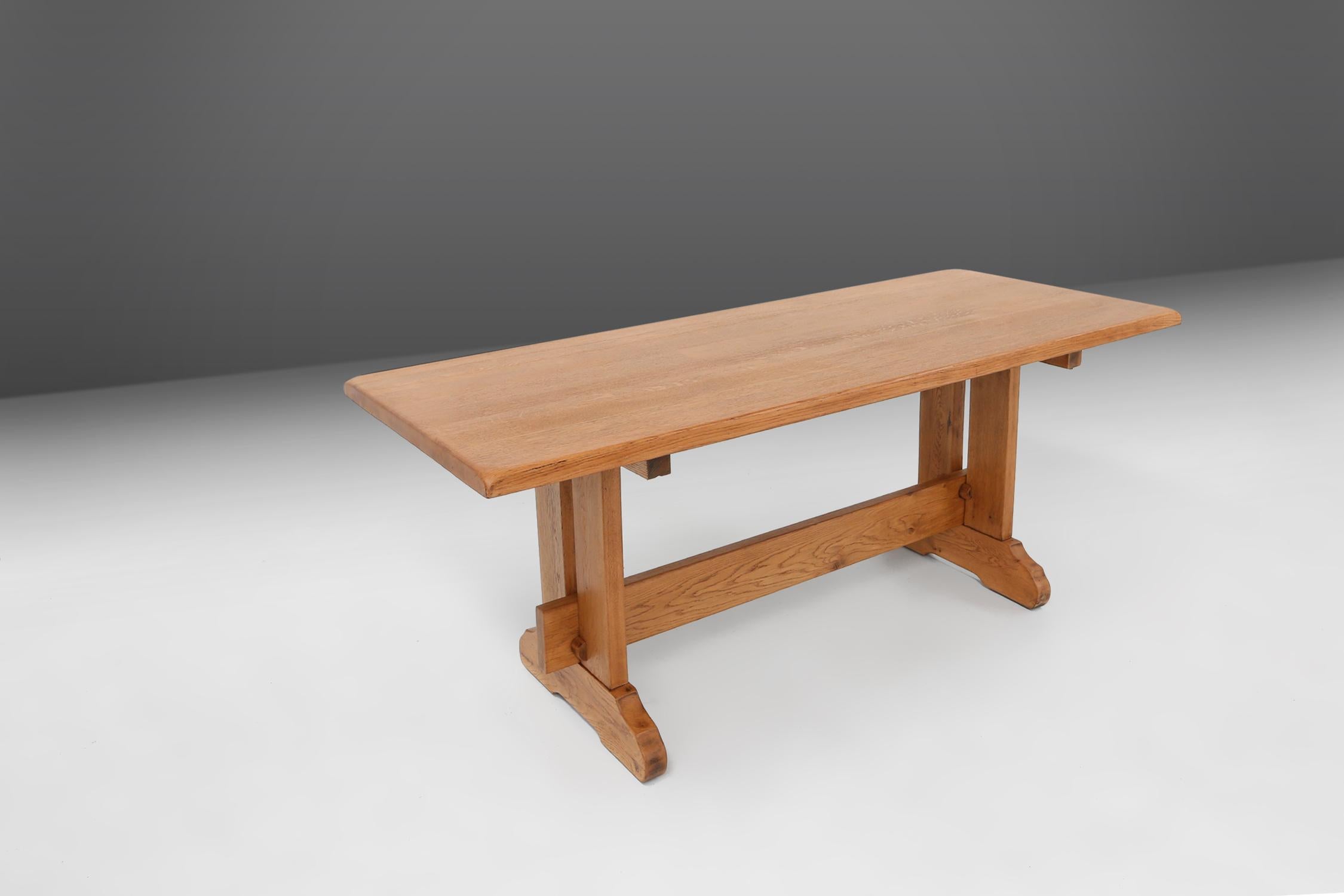 Eichenholztisch aus der Mitte des Jahrhunderts im Stil von Charlotte Perriand, Frankreich, 1950er Jahre im Zustand „Gut“ im Angebot in Meulebeke, BE