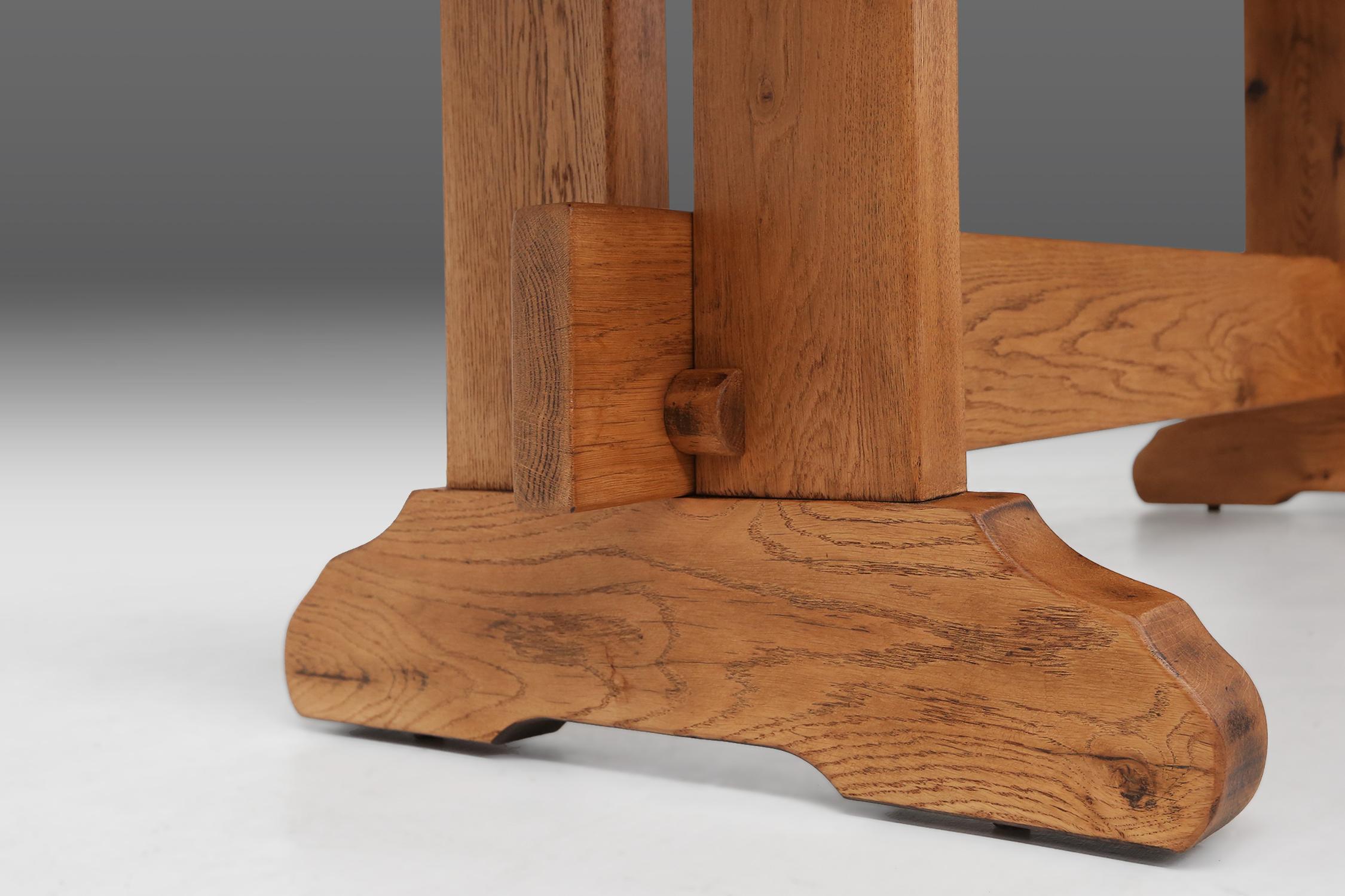 Eichenholztisch aus der Mitte des Jahrhunderts im Stil von Charlotte Perriand, Frankreich, 1950er Jahre (Mitte des 20. Jahrhunderts) im Angebot