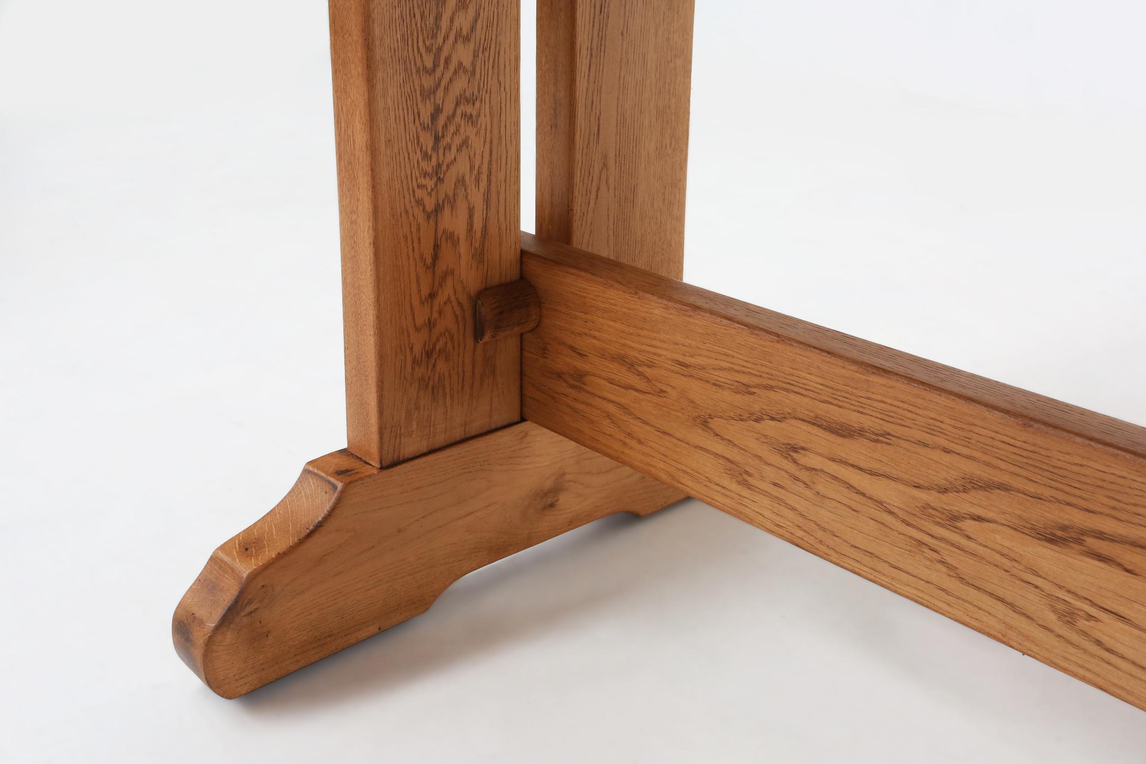 Eichenholztisch aus der Mitte des Jahrhunderts im Stil von Charlotte Perriand, Frankreich, 1950er Jahre (Holz) im Angebot
