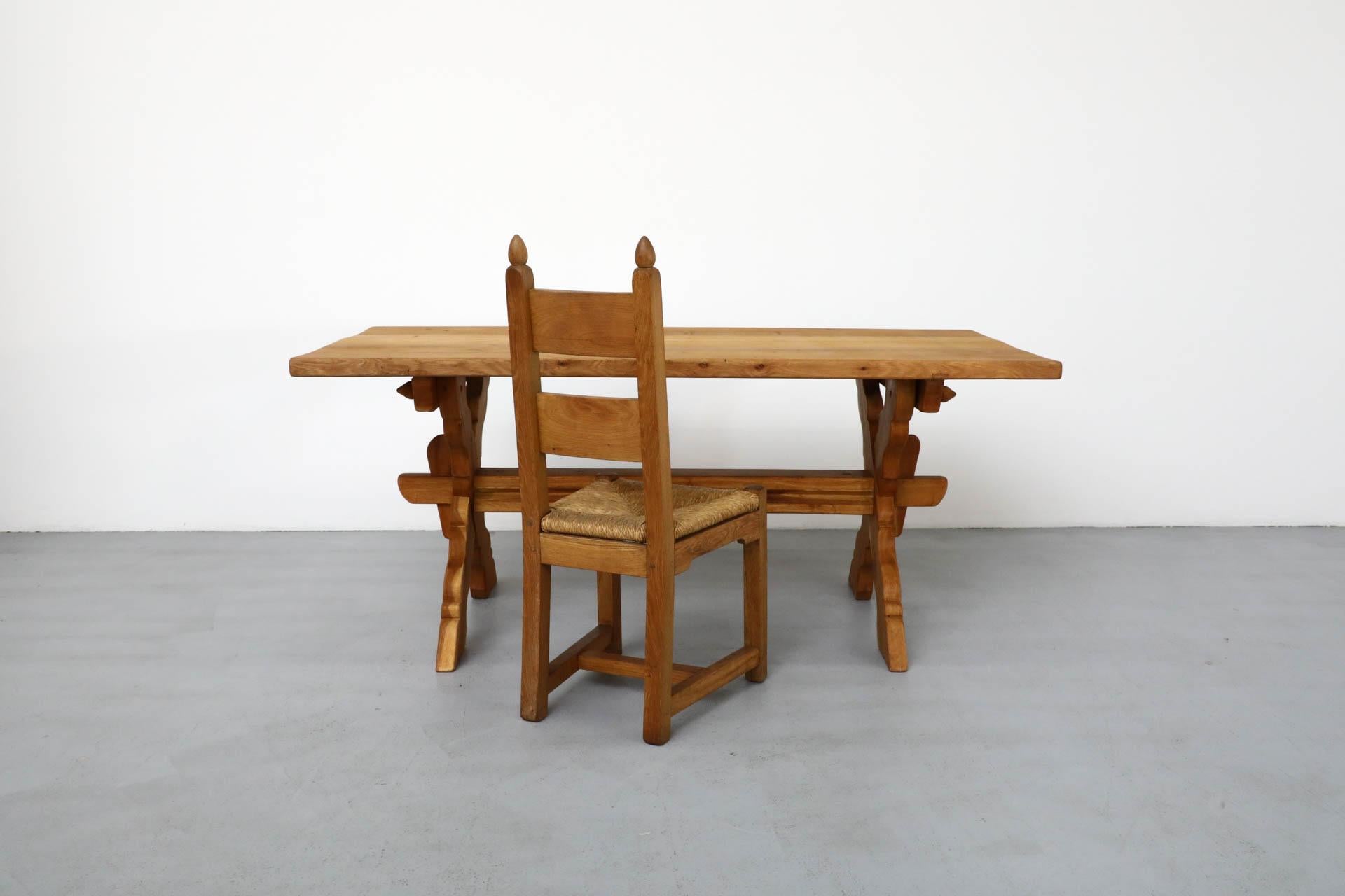 Belgischer Mid-Century-Esstisch aus Eichenholz von De Puydt aus den 1960er Jahren, verziert mit kunstvollen Schnitzereien. Dieser nach dem Alpenland Tirol benannte Möbelstil ist ein einzigartiger Einrichtungsstil und zeichnet sich durch seine