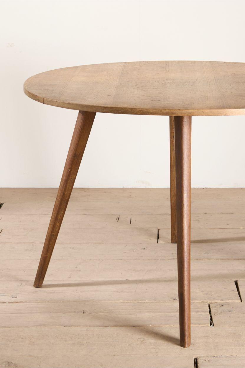 Si tratta di un grazioso e semplice tavolo da centro circolare della metà del XX secolo. Realizzato in quercia e impiallacciatura di quercia sul piano. La patina invecchiata e il colore del legno sono molto belli. L'intero pezzo si rompe in modo