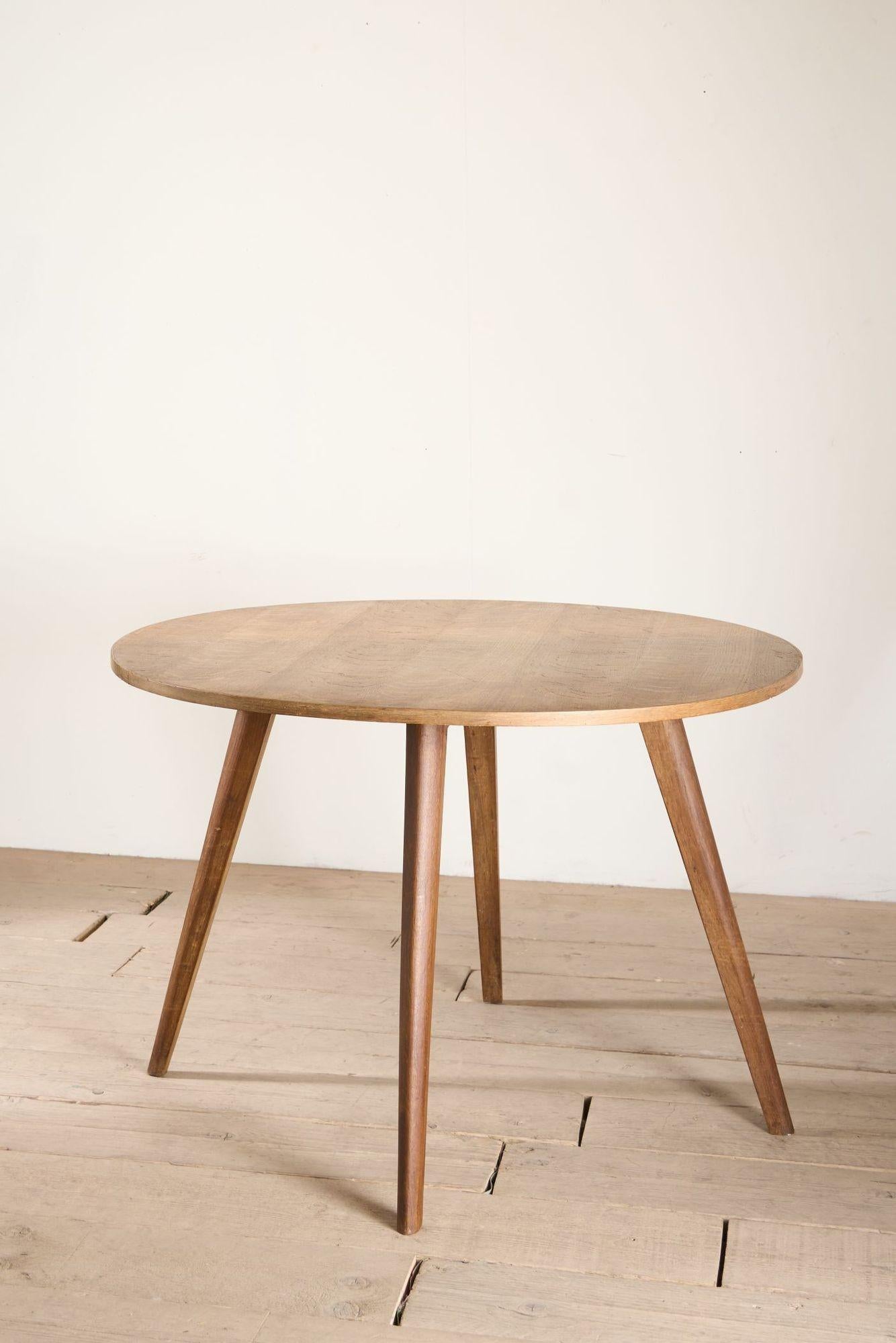 Tavolo circolare di metà secolo impiallacciato in Oak In condizioni ottime in vendita a Malton, GB