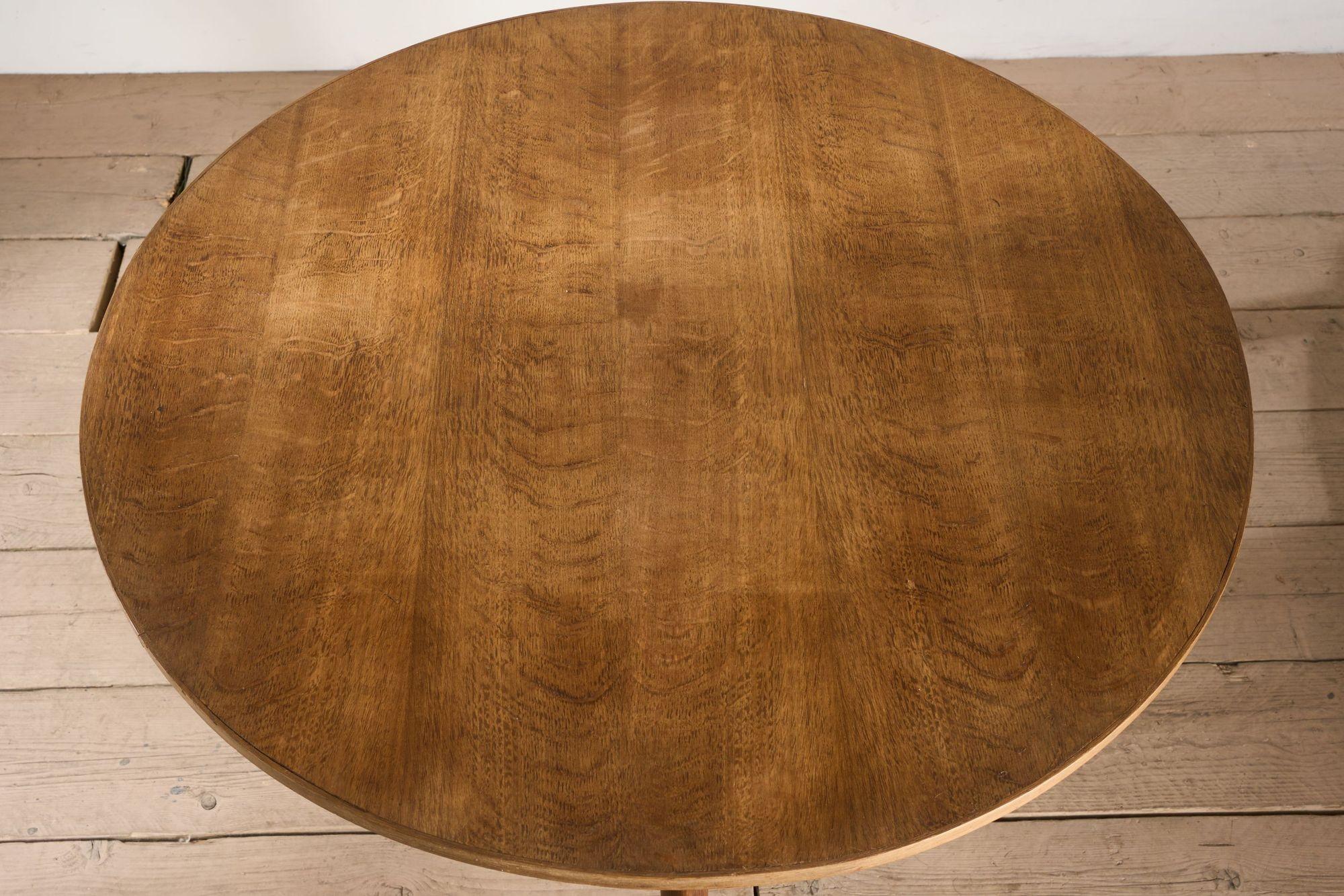 XX secolo Tavolo circolare di metà secolo impiallacciato in Oak in vendita