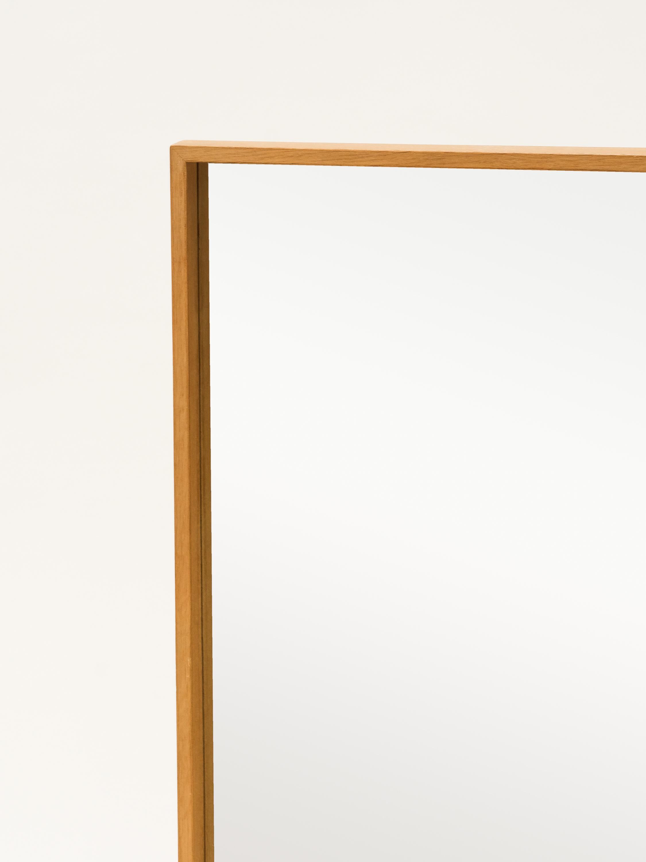 An elegant wall mirror by AB Glas & Trä Hovmantorp,. Manufactured in Sweden.

Oak frame and original glass.