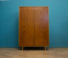 Armario de mediados de siglo, de roble y nogal, de John & Sylvia Reid para Stag, años 60