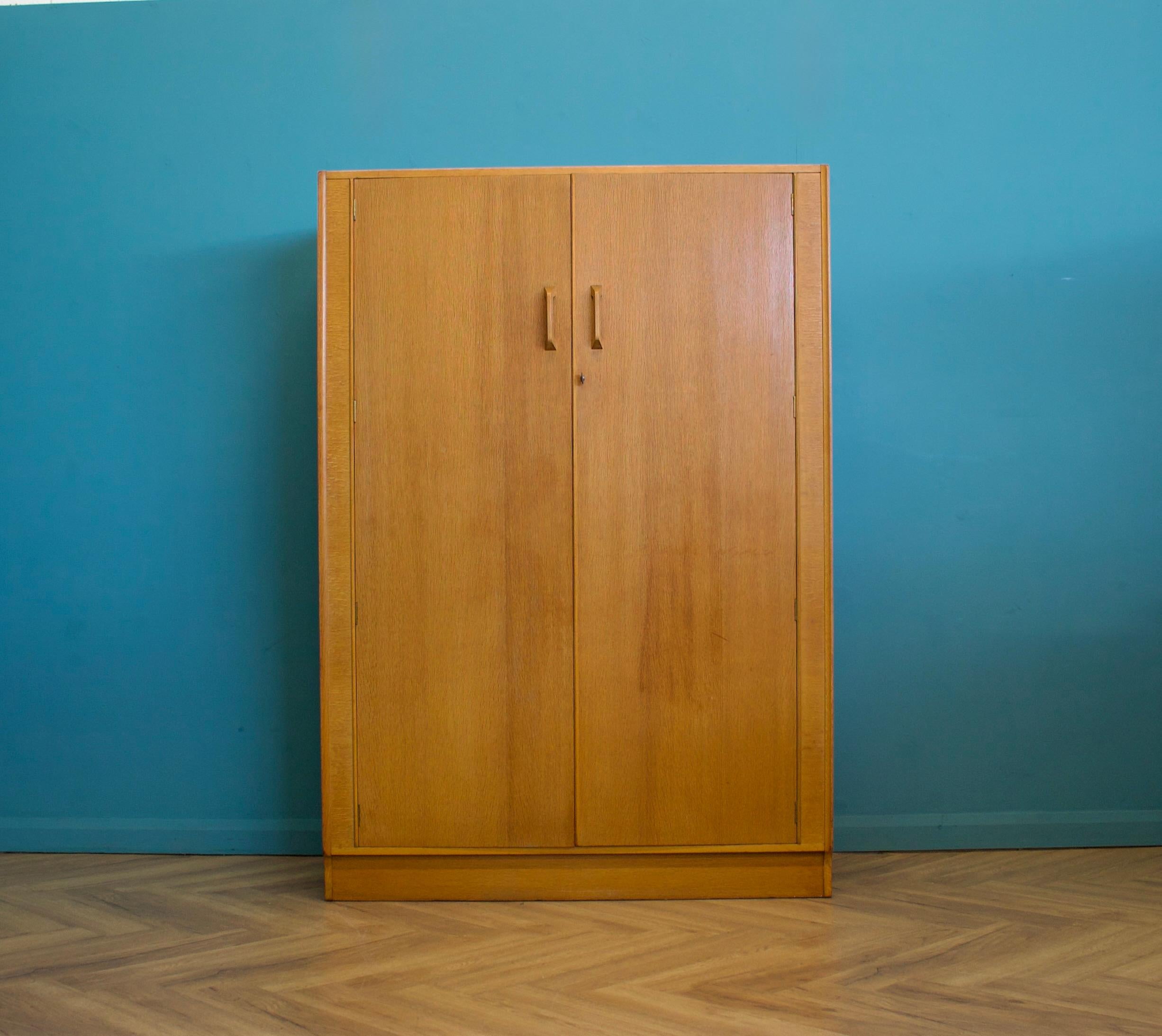 Ein freistehender Eichenschrank von G-Plan aus der Brandon-Reihe - ca. 1950er Jahre
Mit zwei Aufhängestangen und einem Regal