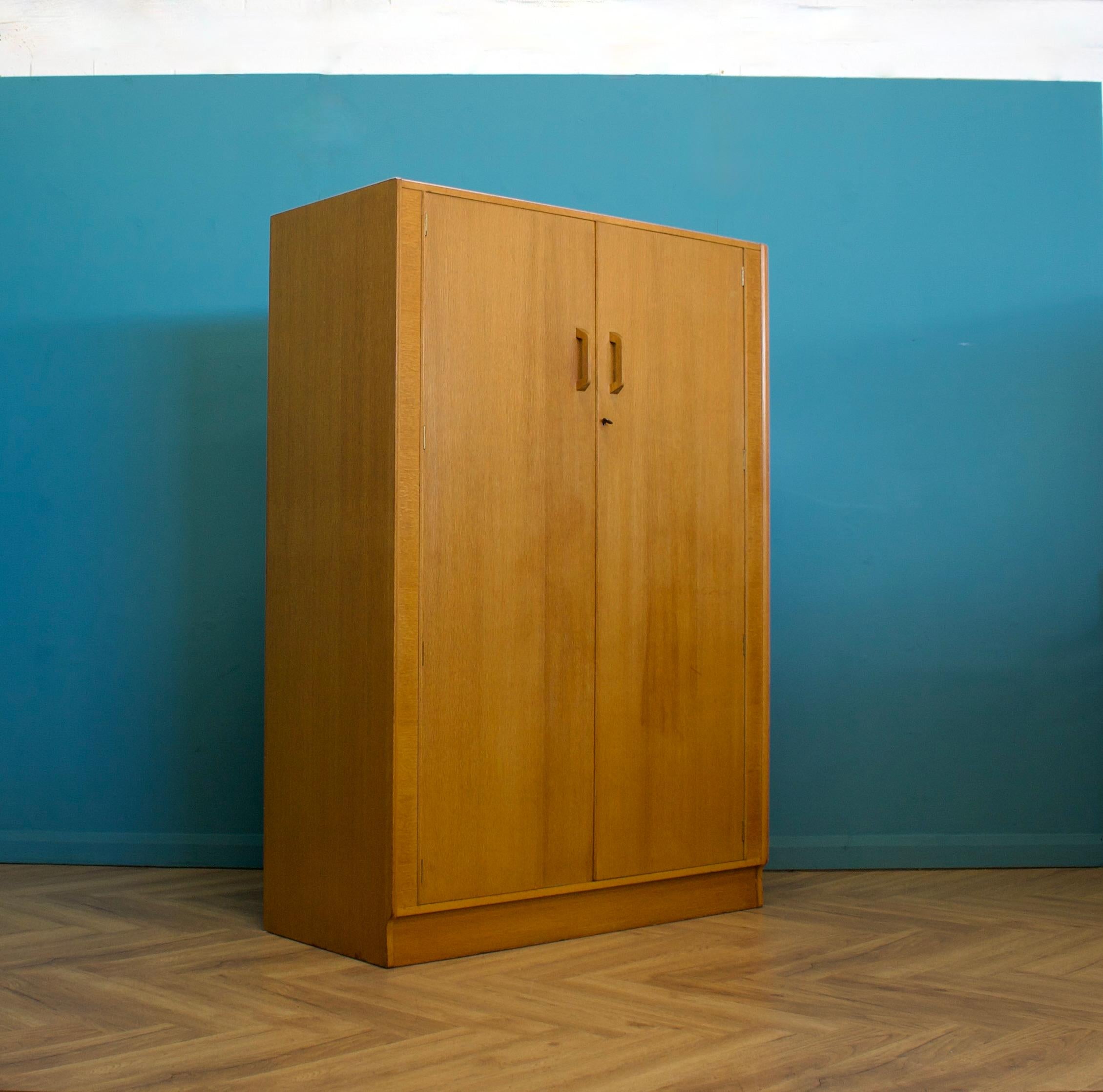 Mid-Century-Kleiderschrank aus Eiche von G Plan, 1950er Jahre (Moderne der Mitte des Jahrhunderts)