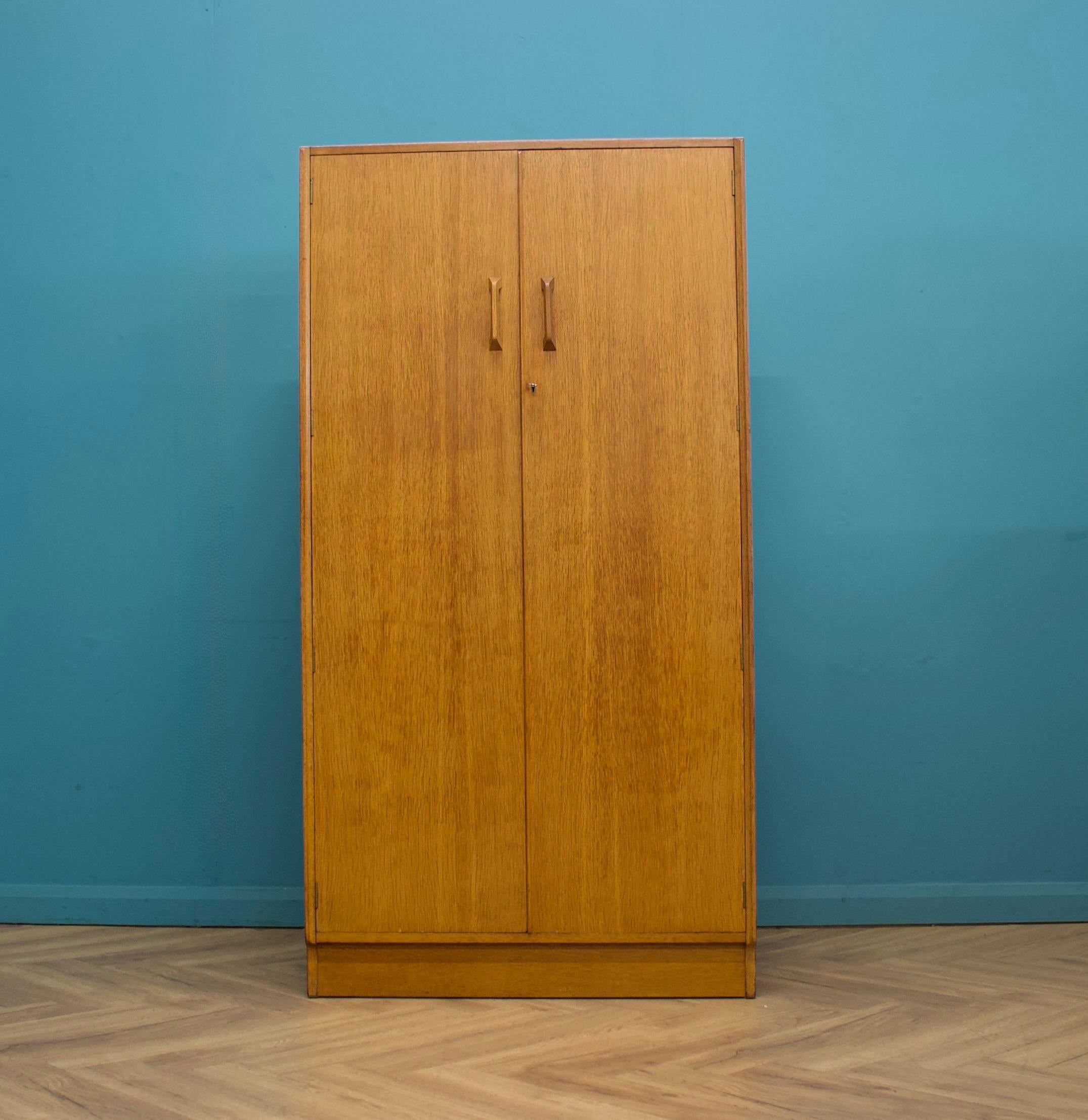 Mid-Century Modern Armoire en chêne du milieu du siècle de G-Plan, années 1950 en vente