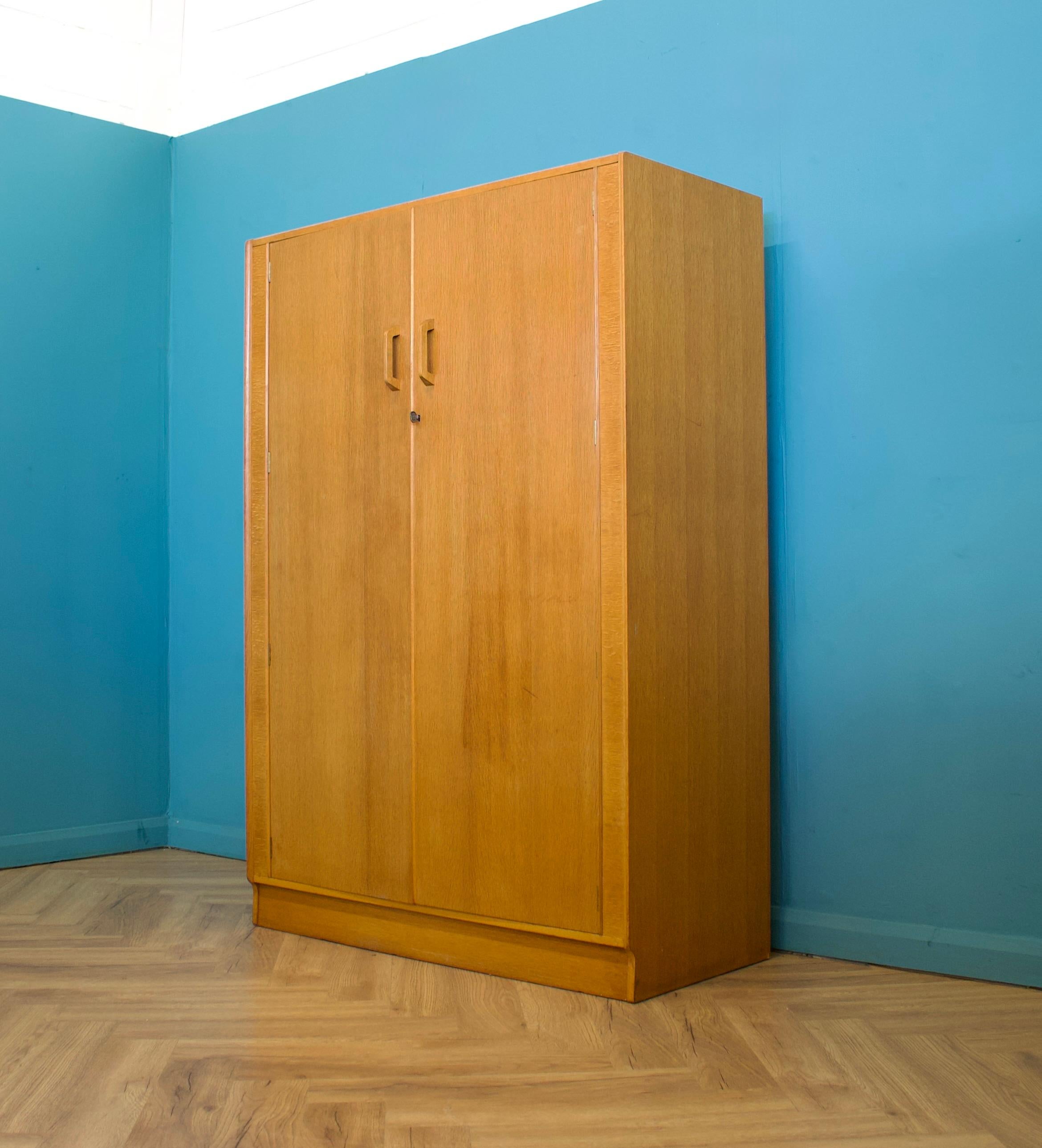 Mid-Century-Kleiderschrank aus Eiche von G Plan, 1950er Jahre (Britisch)