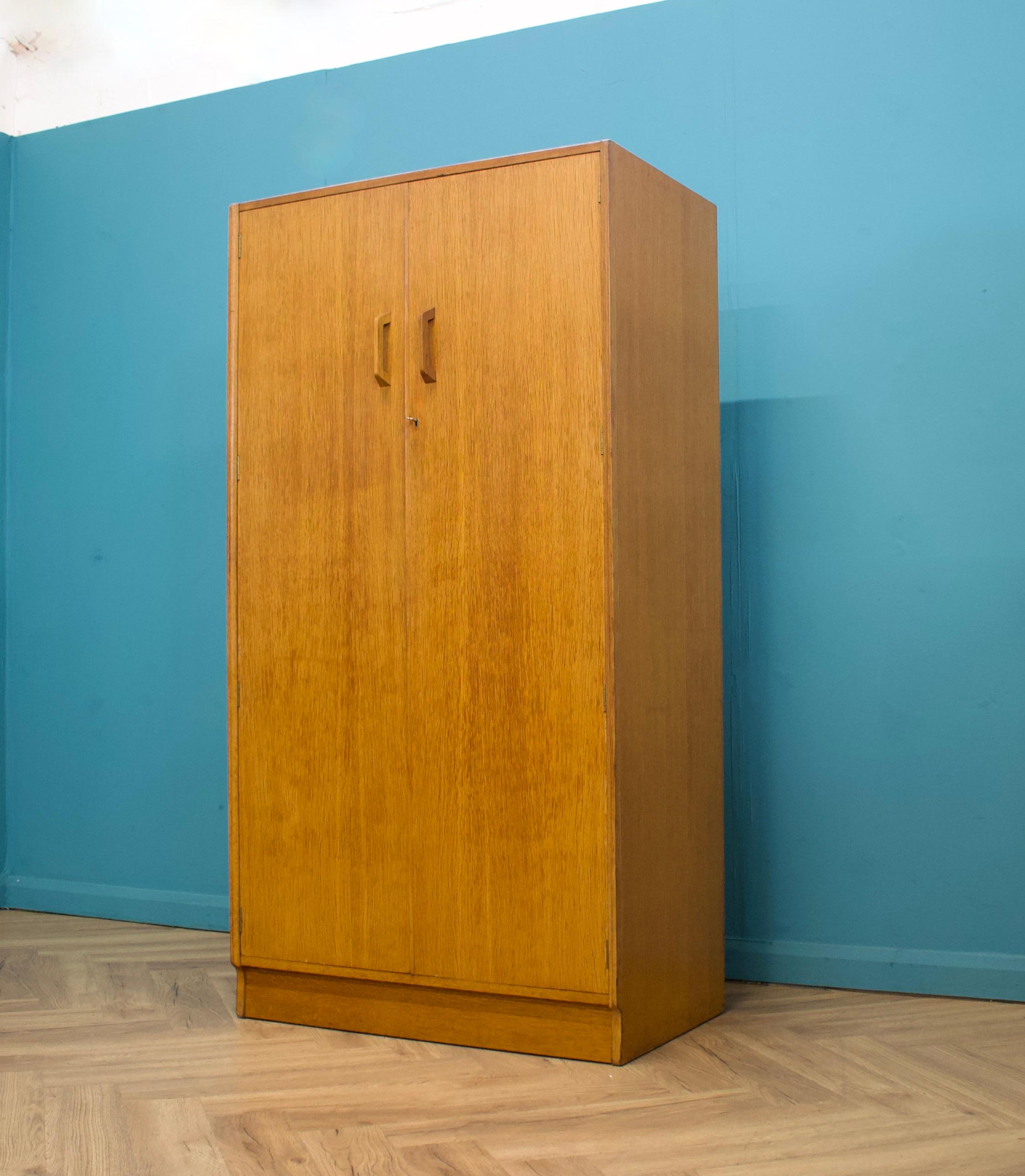 Britannique Armoire en chêne du milieu du siècle de G-Plan, années 1950 en vente