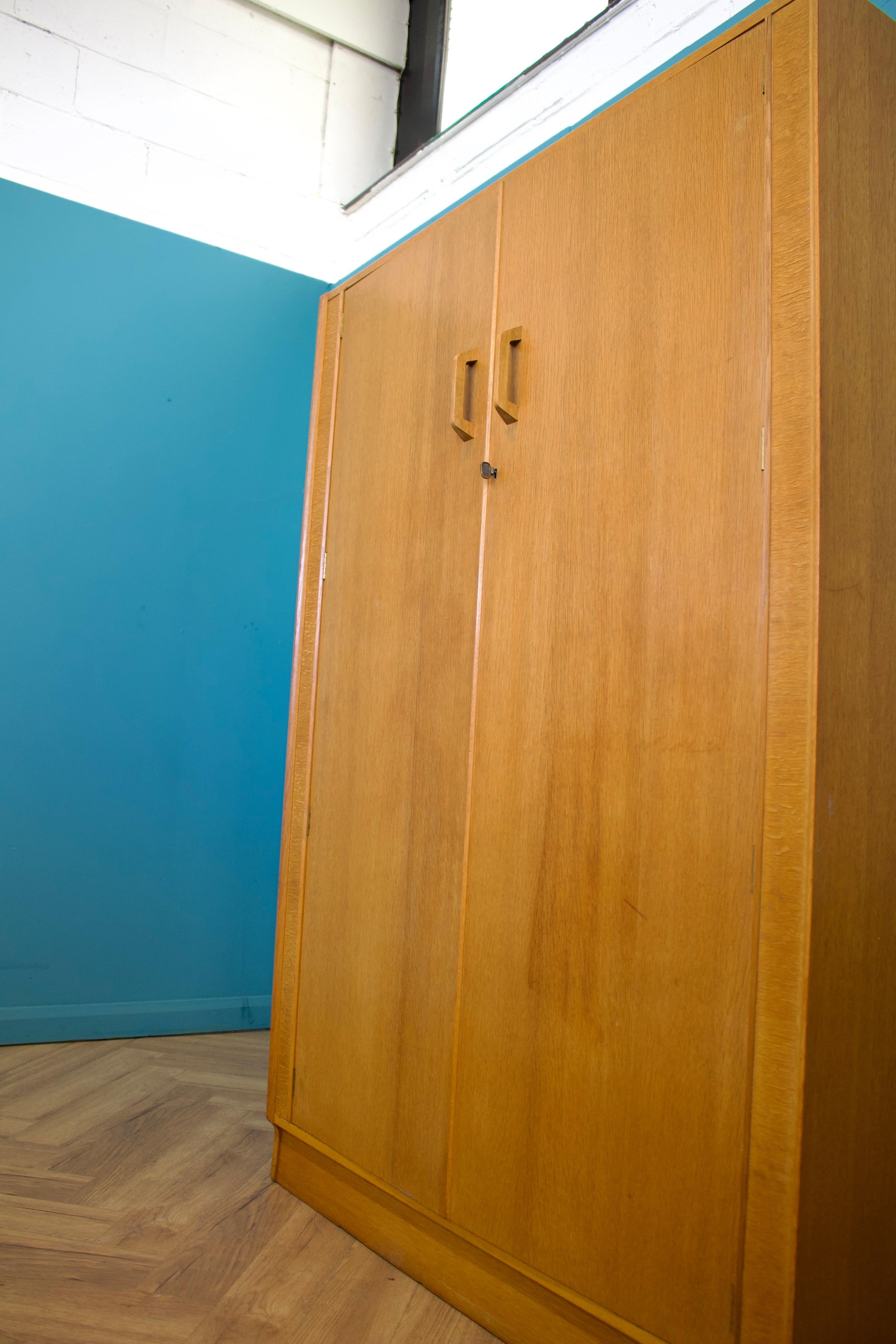 Mid-Century-Kleiderschrank aus Eiche von G Plan, 1950er Jahre (Furnier)