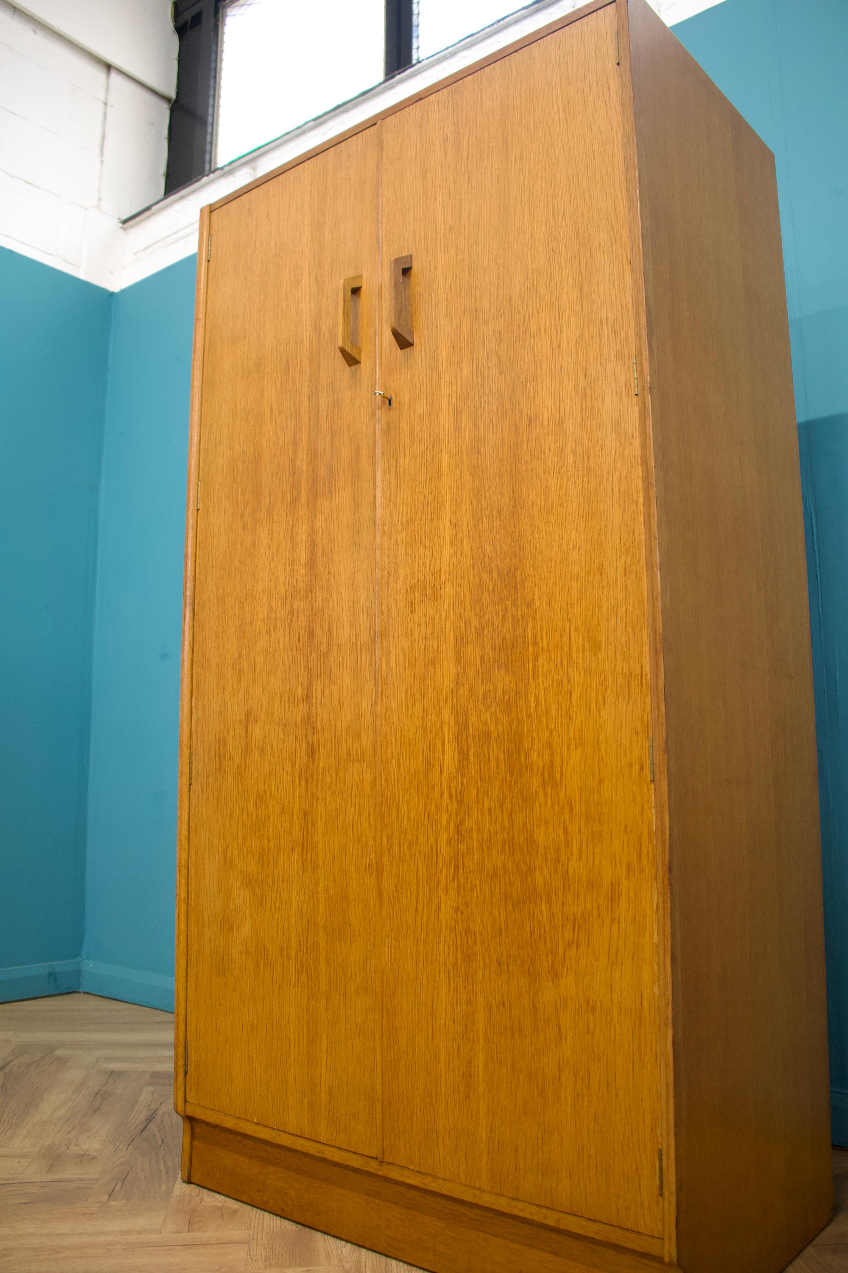 Placage Armoire en chêne du milieu du siècle de G-Plan, années 1950 en vente